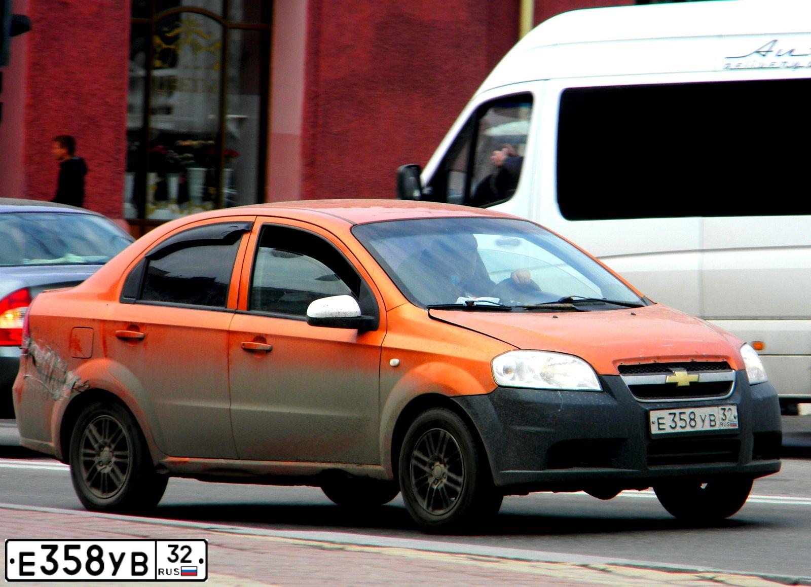 Фото автомобиля KIA SPORTAGE, 2006 — госномер Е002ВХ150. Цвет: Коричневый