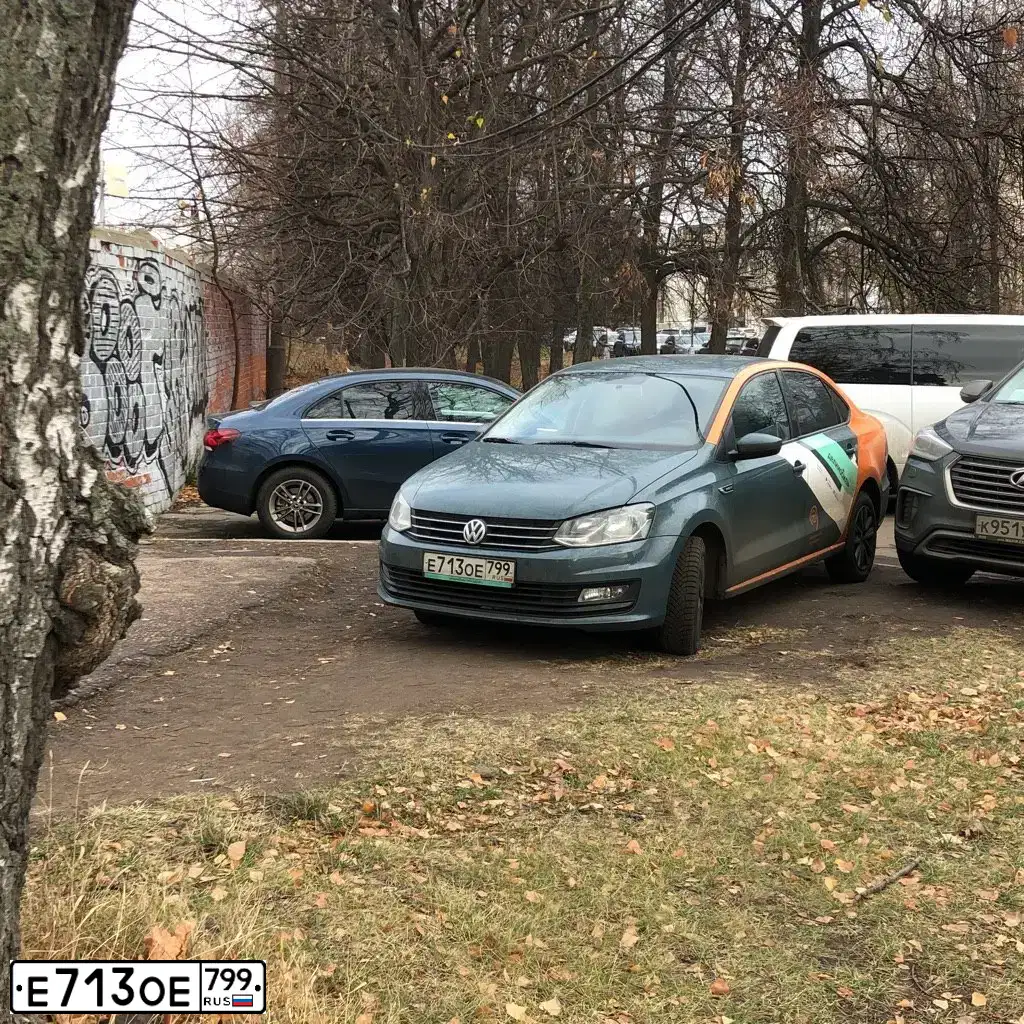 Фото автомобиля VOLKSWAGEN POLO, 2019 — госномер Е713ОЕ799. Цвет: СЕРО-СИНИЙ