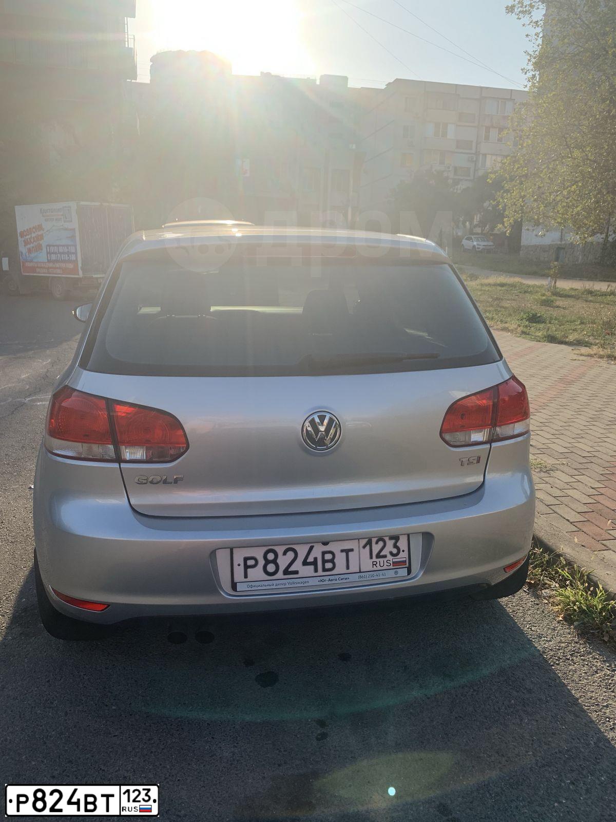 Фото автомобиля VOLKSWAGEN GOLF, 2011 — госномер Р824ВТ123. Цвет: Серебристый