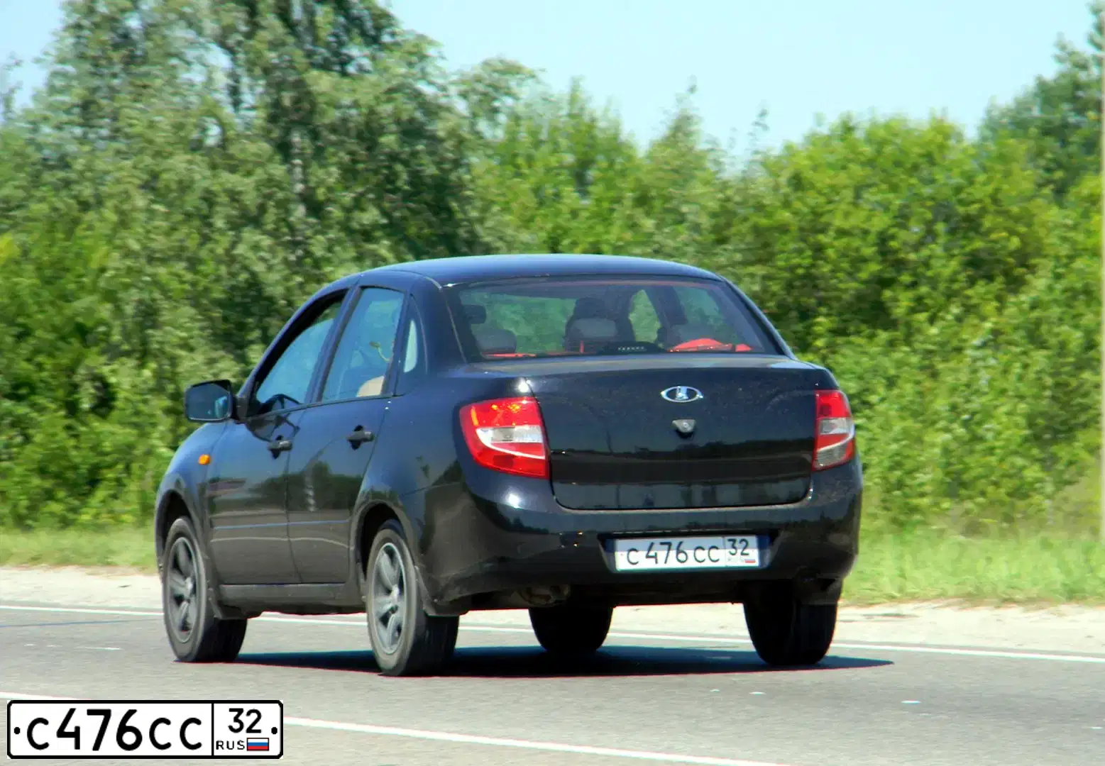 Фото автомобиля LADA 2190 GRANTA, 2012 — госномер С476СС32. Цвет: Сине-Черный