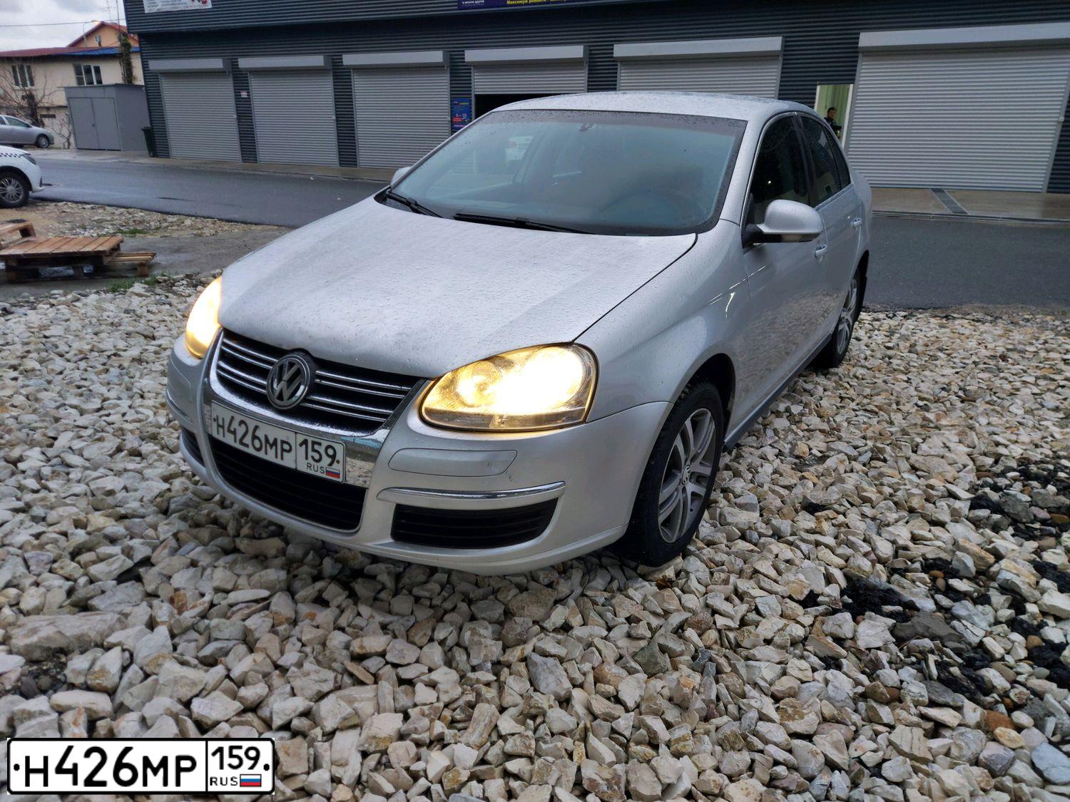 Фото автомобиля VOLKSWAGEN JETTA, 2010 — госномер Н047КК82. Цвет: Серебристый