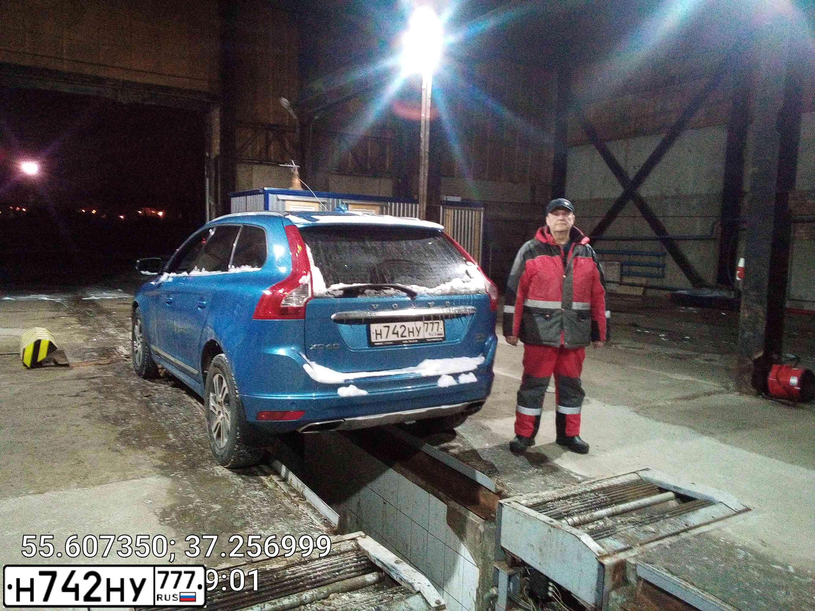 Фото автомобиля VOLVO XC60, 2015 — госномер В213НО797. Цвет: ЛАЗУРНЫЙ