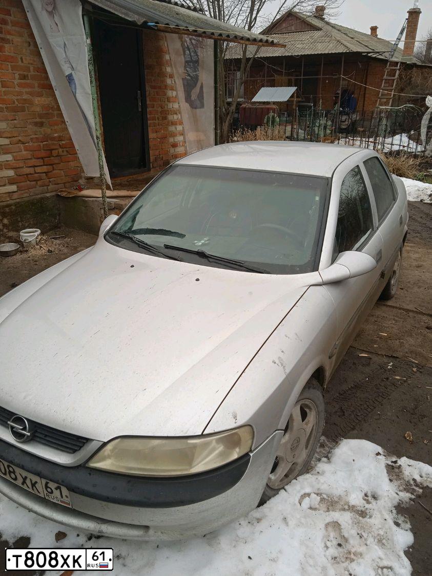 Фото автомобиля OPEL VECTRA, 1998 — госномер Е184КУ761. Цвет: Серебристый