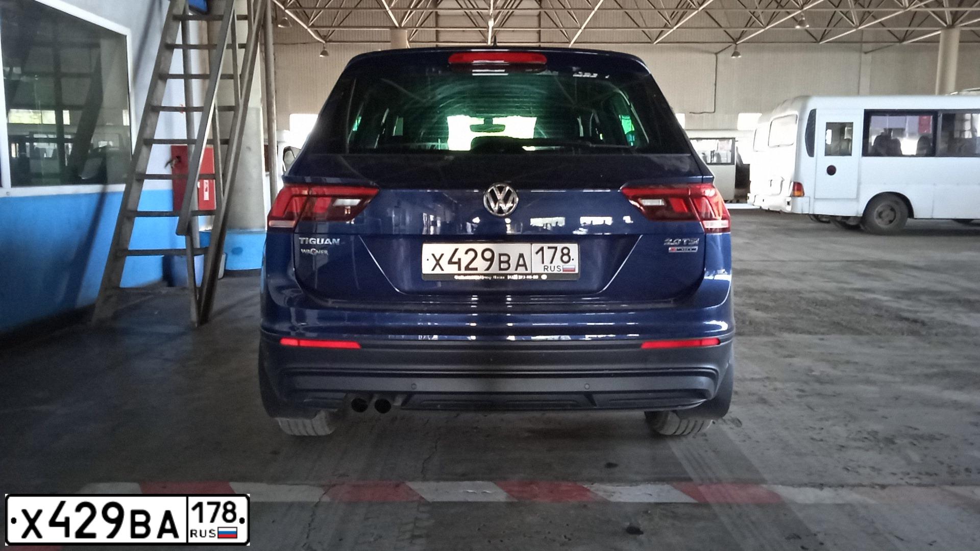 Фото автомобиля VOLKSWAGEN TIGUAN, 2017 — госномер Х429ВА178. Цвет: Темно-синий