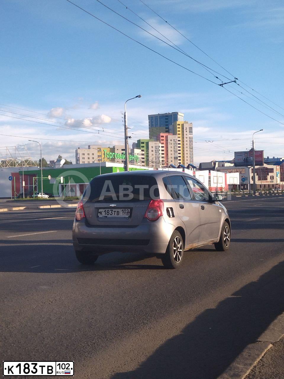 Фото автомобиля CHEVROLET AVEO, 2008 — госномер Е628СЕ702. Цвет: СЕРЫЙ