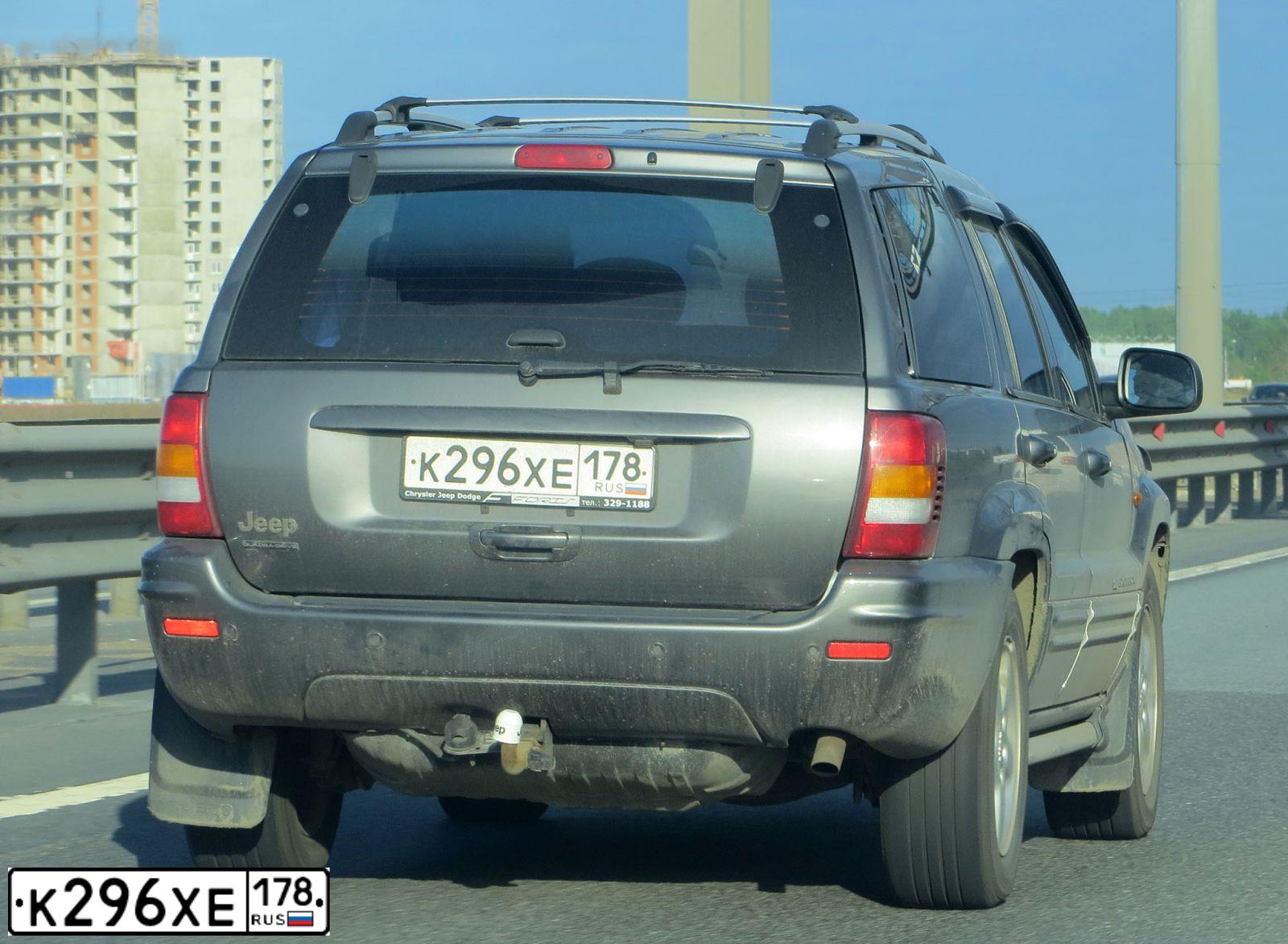 Фото автомобиля JEEP GRAND CHEROKEE, 2004 — госномер К296ХЕ178. Цвет: СЕРЫЙ