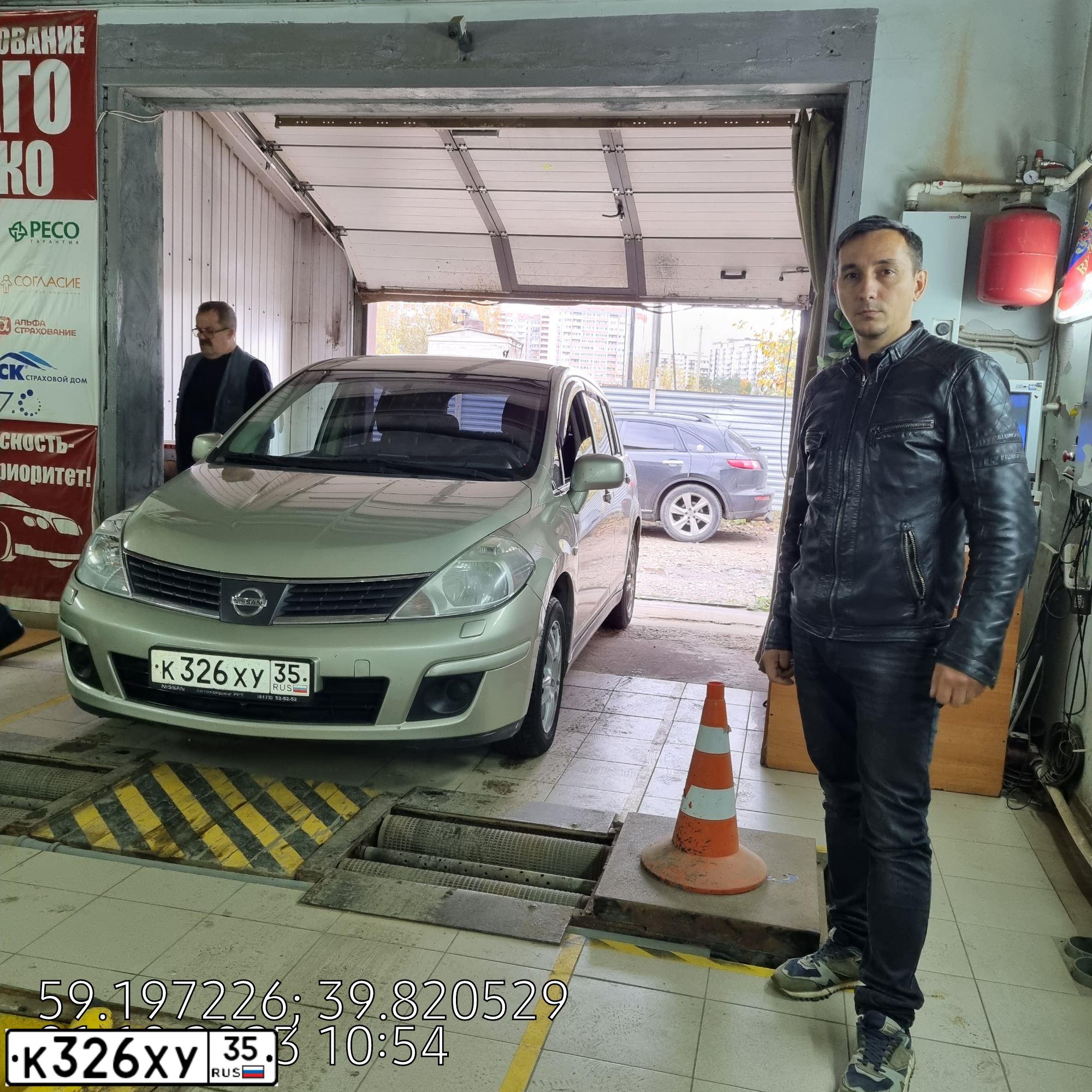 Фото автомобиля NISSAN TIIDA, 2007 — госномер К326ХУ35. Цвет: ЗОЛОТИСТЫЙ
