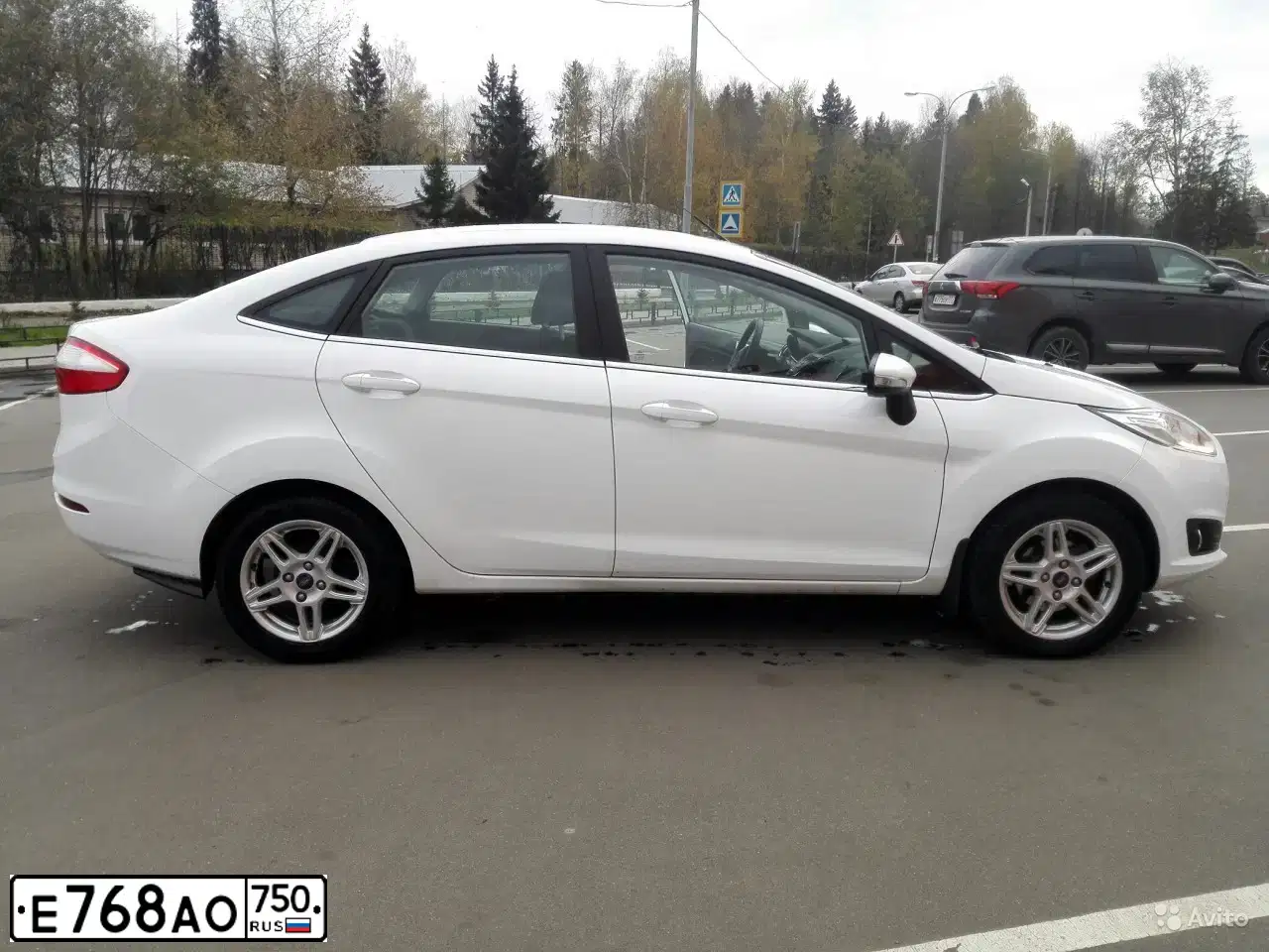 Фото автомобиля FORD FIESTA / ASPIRE, 2015 — госномер Е768АО750. Цвет: Белый