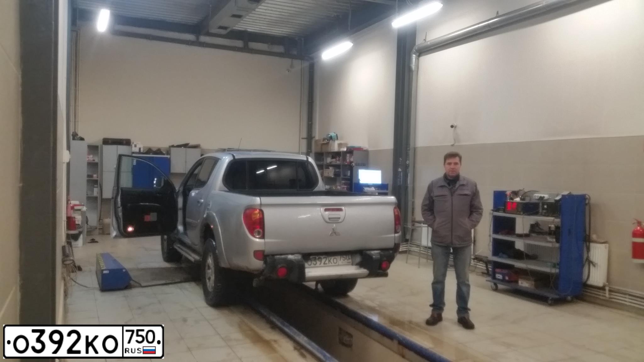 Фото автомобиля MITSUBISHI L 200, 2014 — госномер О392КО750. Цвет: Серый