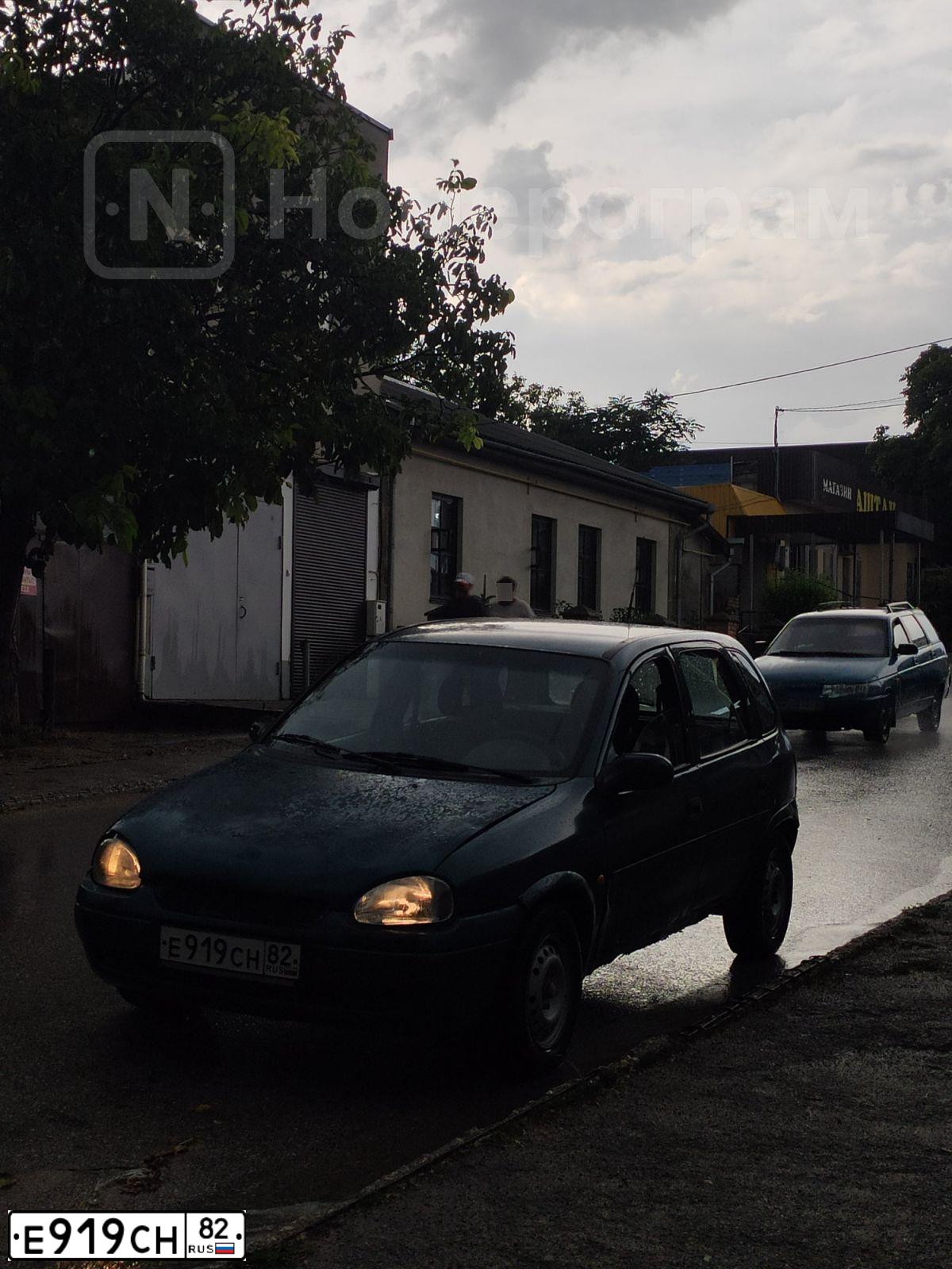 Фото автомобиля OPEL CORSA, 1997 — госномер Е919СН82. Цвет: ЗЕЛЕНЫЙ