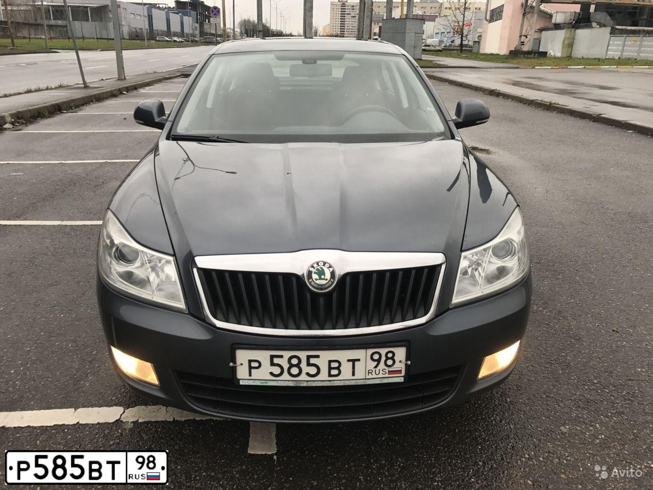 Фото автомобиля SKODA OCTAVIA, 2012 — госномер Р585ВТ98. Цвет: ТЕМНО-СЕРЫЙ