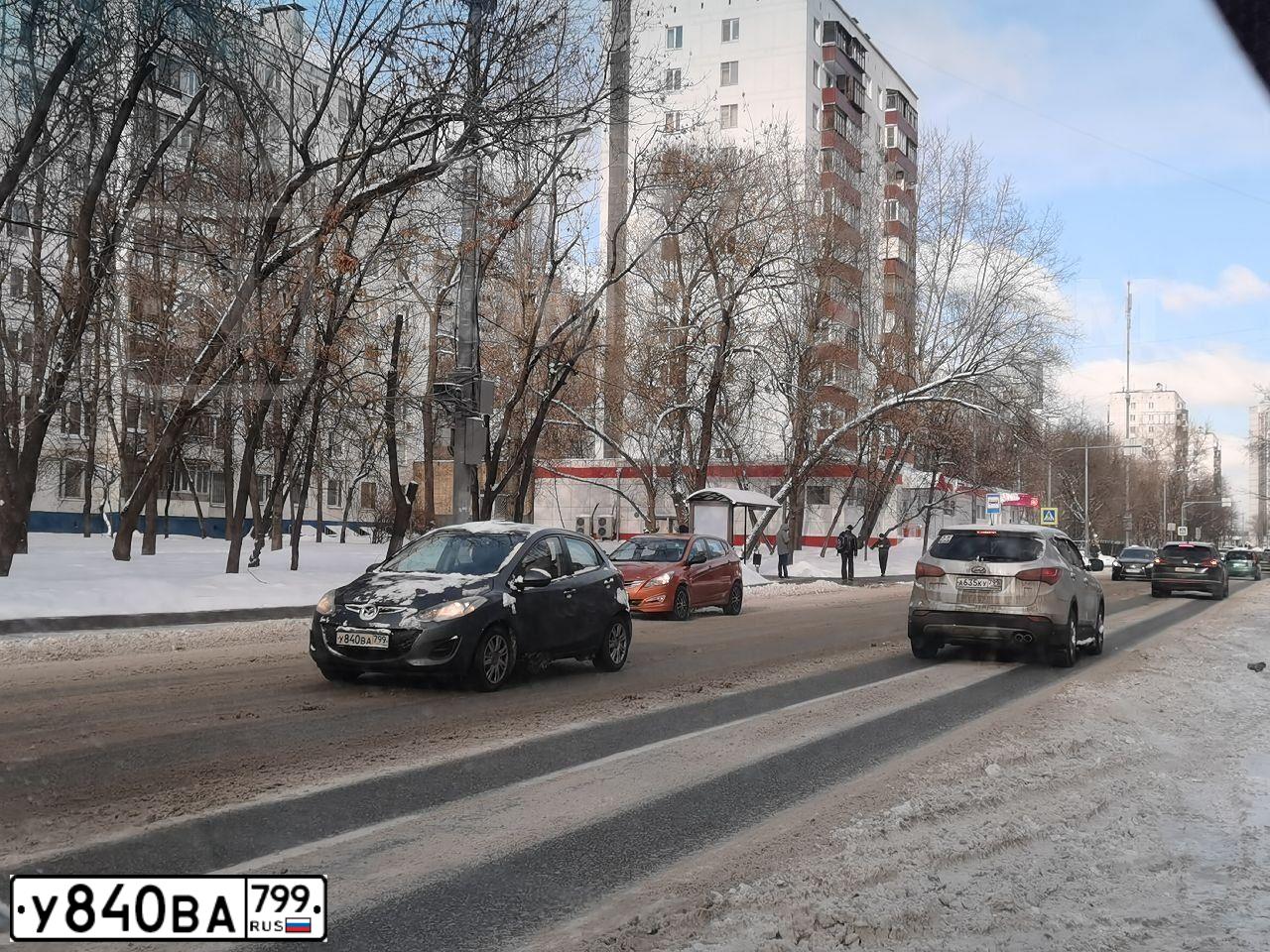 Фото автомобиля MAZDA 2, 2011 — госномер У840ВА799. Цвет: серый