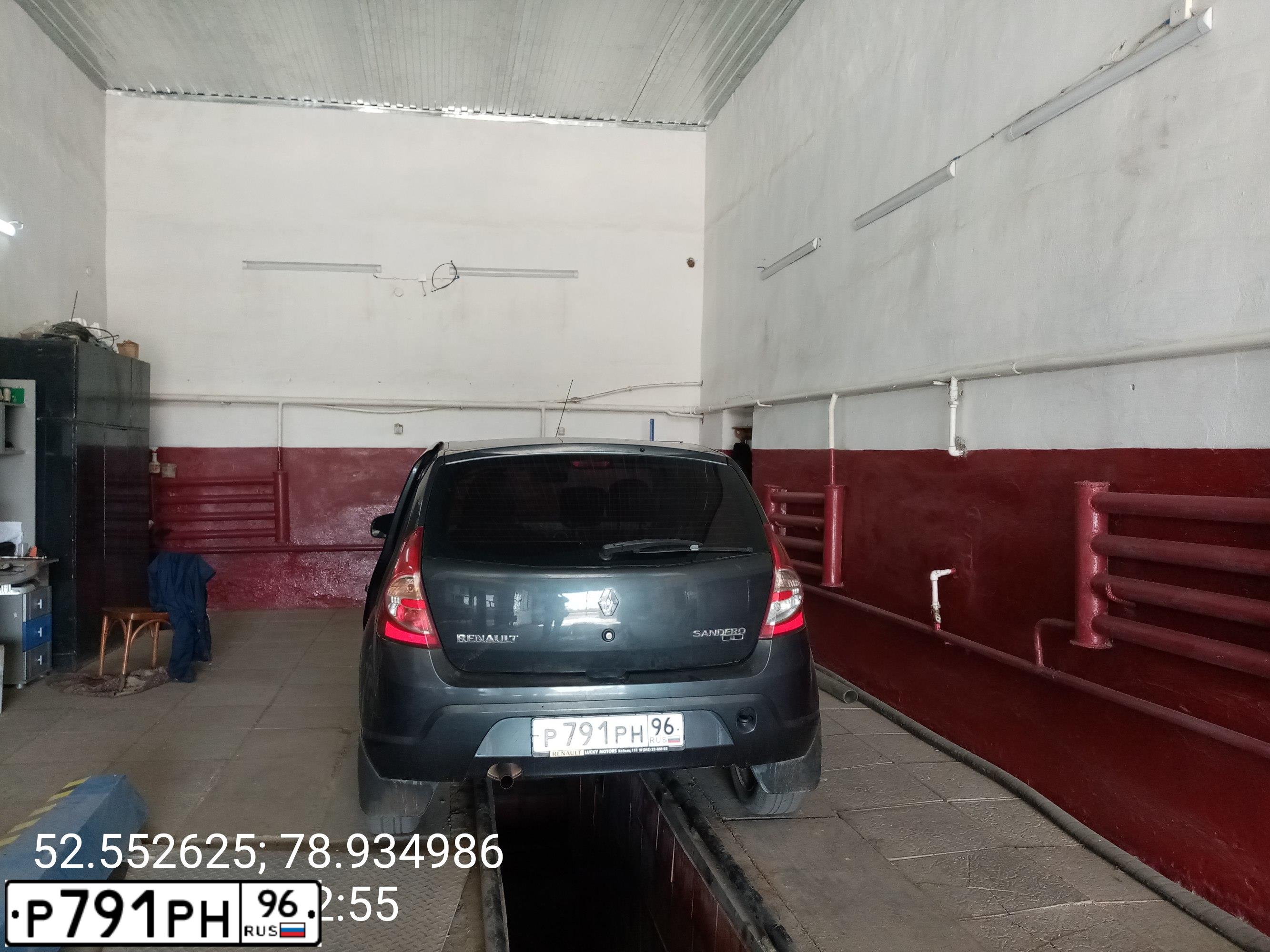 Фото автомобиля RENAULT SANDERO, 2010 — госномер А585ТР122. Цвет: ТЕМНО-СЕРЫЙ