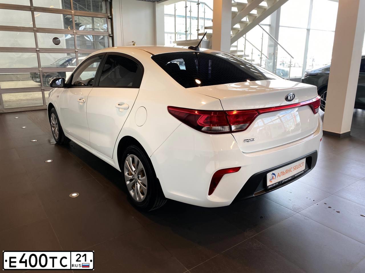 Фото автомобиля KIA RIO, 2017 — госномер М607КО21. Цвет: Белый