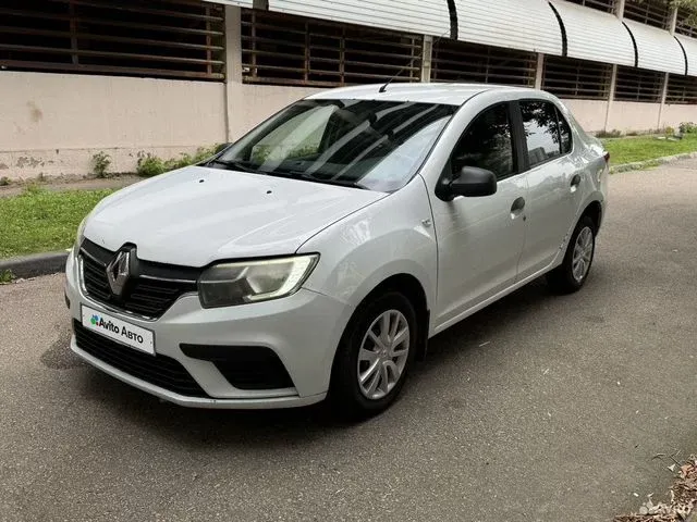 Фото автомобиля RENAULT LOGAN, 2018 — госномер Е051ЕВ57. Цвет: Белый