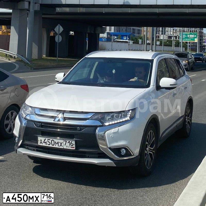 Фото автомобиля MITSUBISHI OUTLANDER, 2018 — госномер А450МХ716. Цвет: Белый