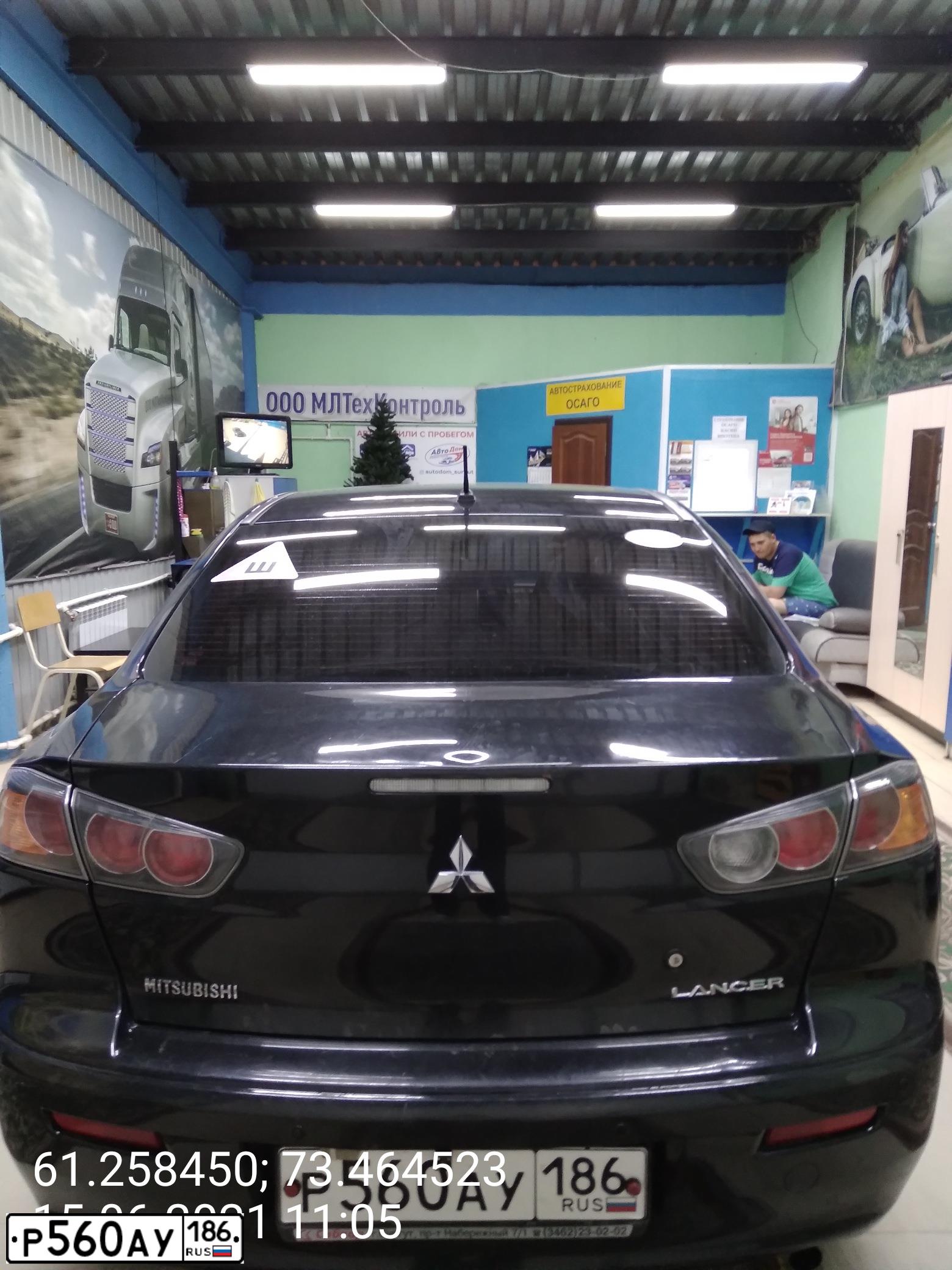 Фото автомобиля MITSUBISHI LANCER, 2014 — госномер Р560АУ186. Цвет: ЧЕРНЫЙ