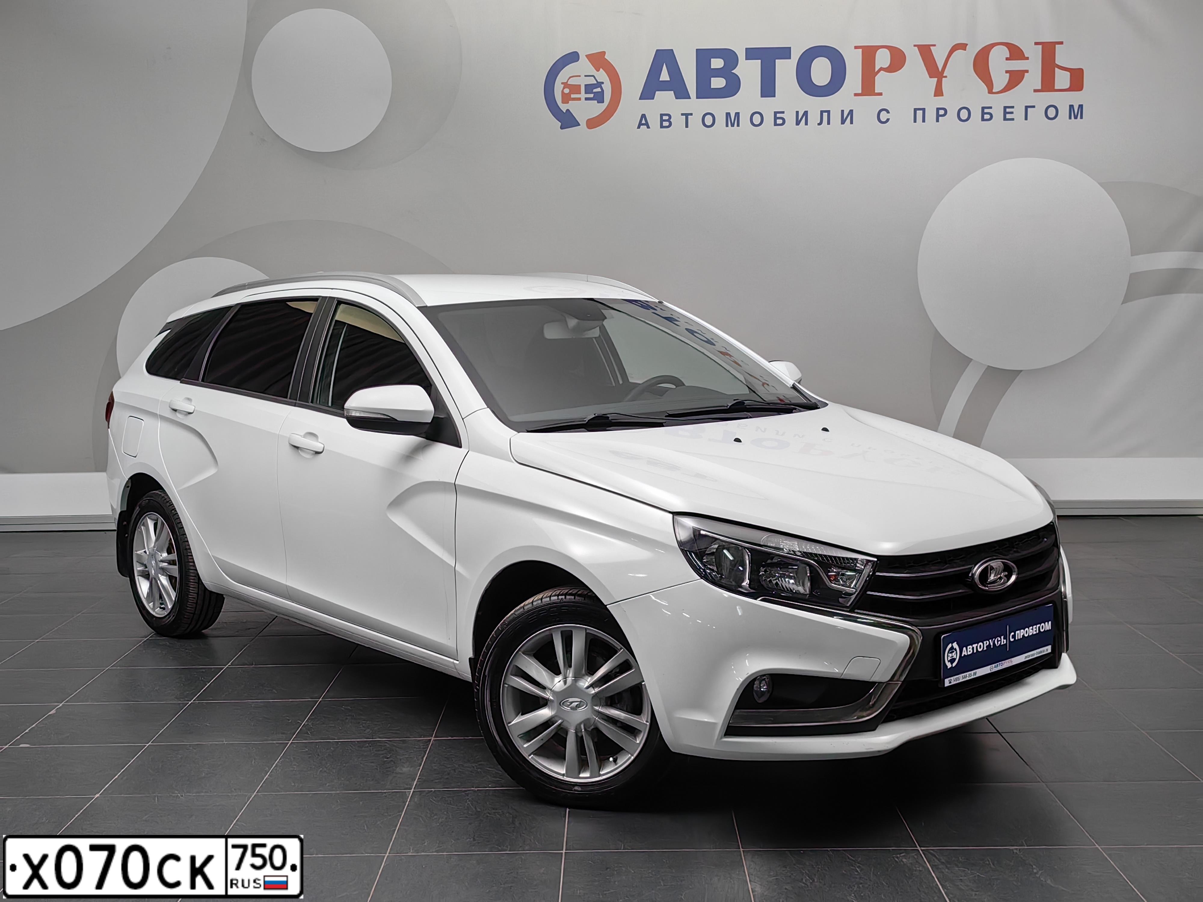 Фото автомобиля LADA VESTA, 2018 — госномер Р393СО48. Цвет: Белый