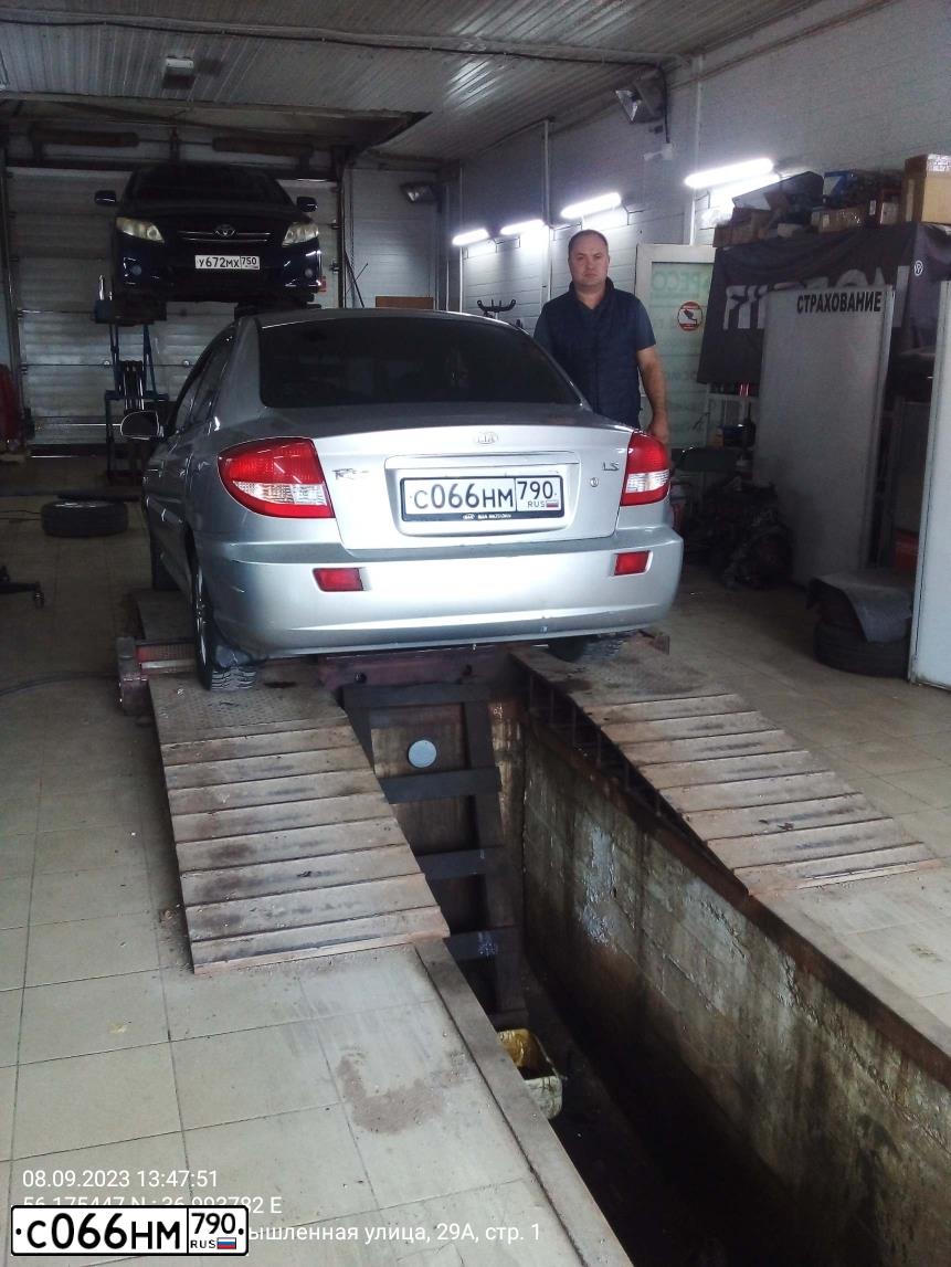 Фото автомобиля KIA RIO, 2005 — госномер Р333ТВ90. Цвет: Серебристый