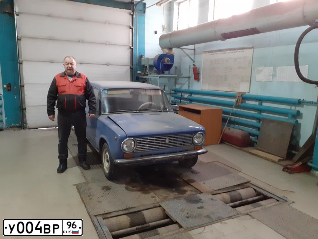 Фото автомобиля LADA 2101 LADA, 1985 — госномер Т600АР196. Цвет: синий