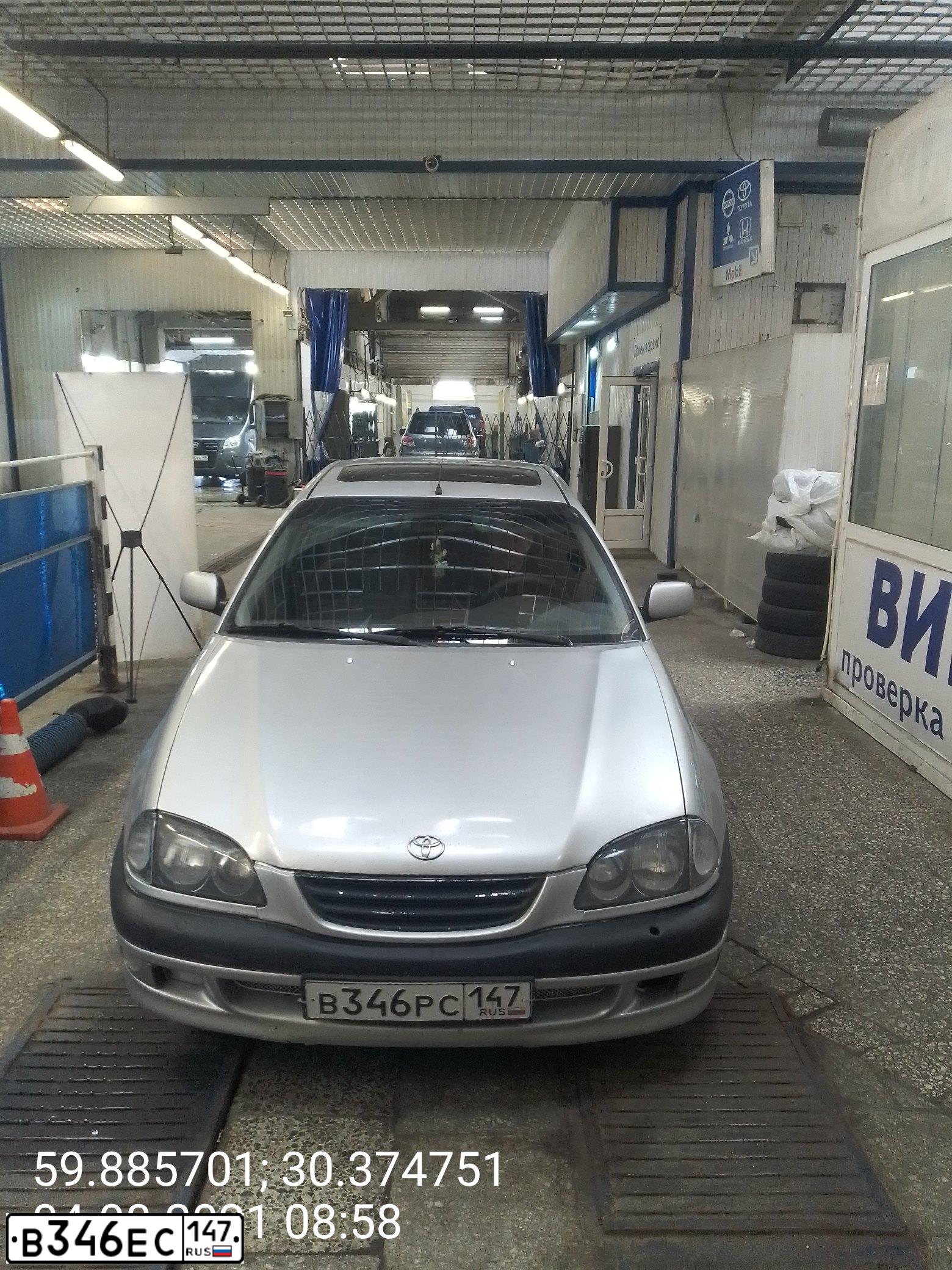 Фото автомобиля TOYOTA AVENSIS, 1999 — госномер В346РС147. Цвет: СЕРЕБРИСТЫЙ