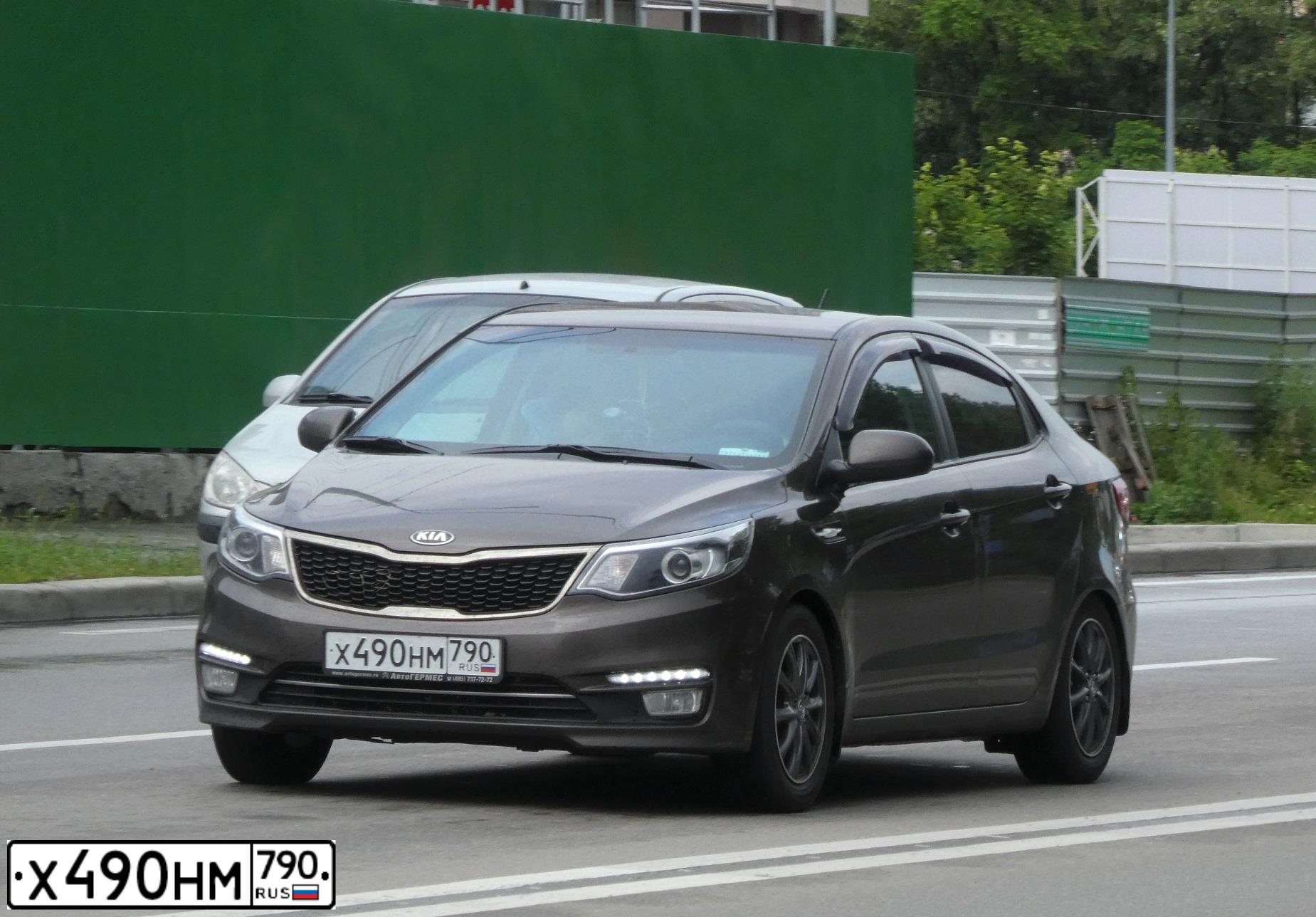 Фото автомобиля KIA RIO, 2016 — госномер С876НВ750. Цвет: Коричневый