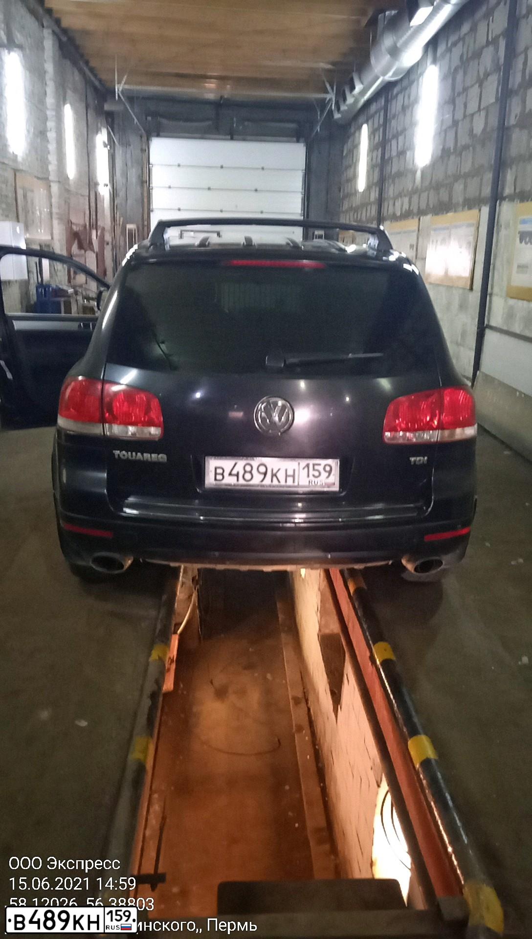 Фото автомобиля VOLKSWAGEN TOUAREG, 2005 — госномер Р982НН159. Цвет: ЧЕРНЫЙ