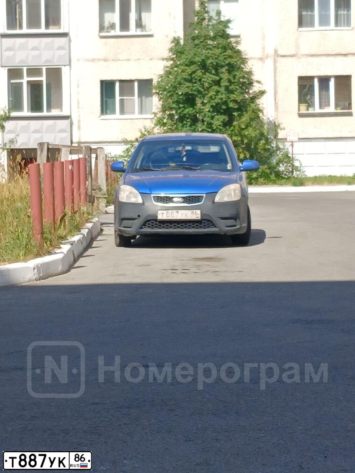 Фото автомобиля KIA RIO, 2010 — госномер Т887УК86. Цвет: СИНИЙ