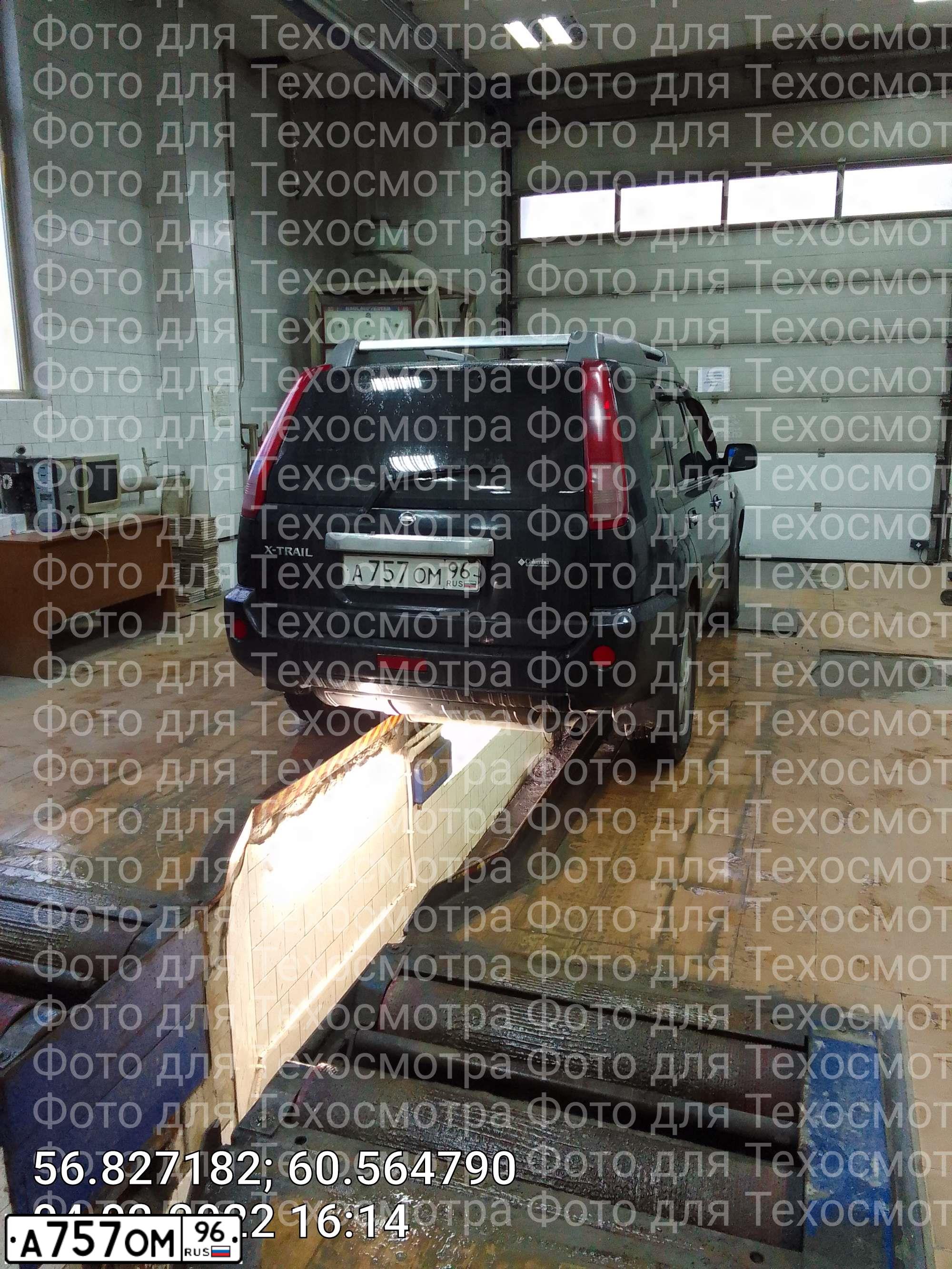 Фото автомобиля NISSAN X-TRAIL, 2006 — госномер А757ОМ96. Цвет: ЧЕРНЫЙ