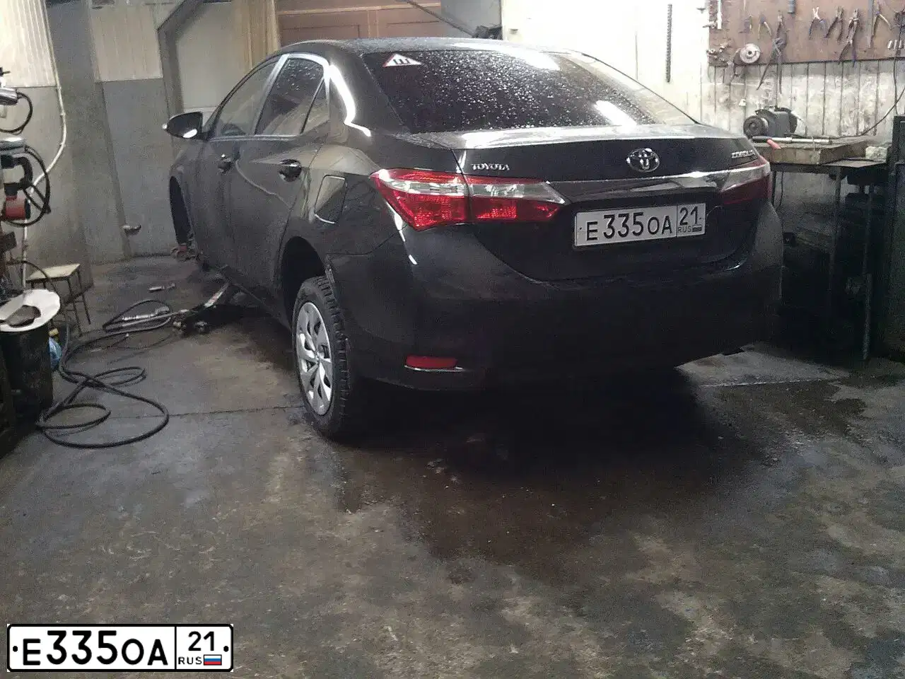 Фото автомобиля TOYOTA COROLLA, 2013 — госномер Е335ОА21. Цвет: ЧЕРНЫЙ