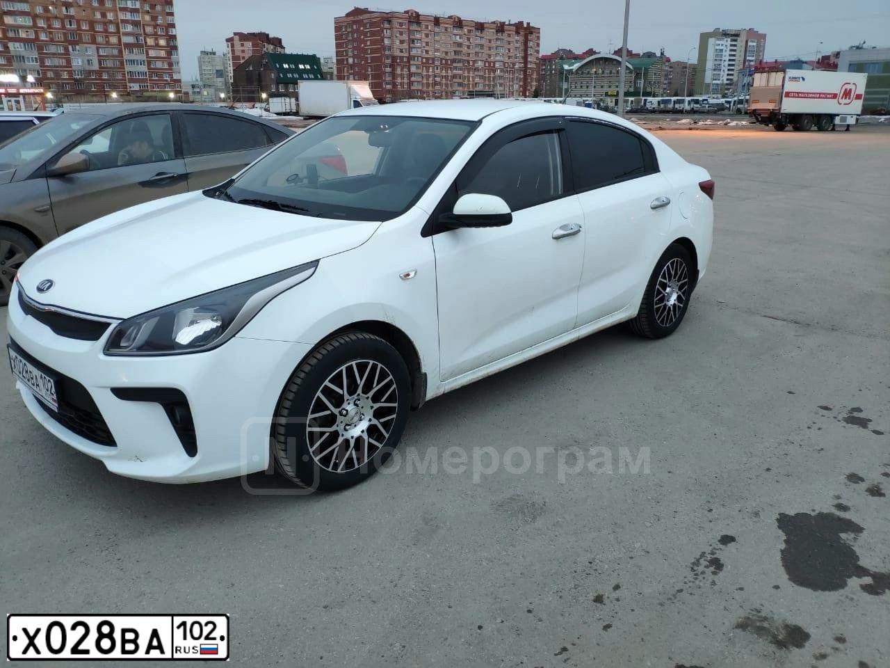 Фото автомобиля KIA RIO, 2018 — госномер Х028ВА102. Цвет: БЕЛЫЙ