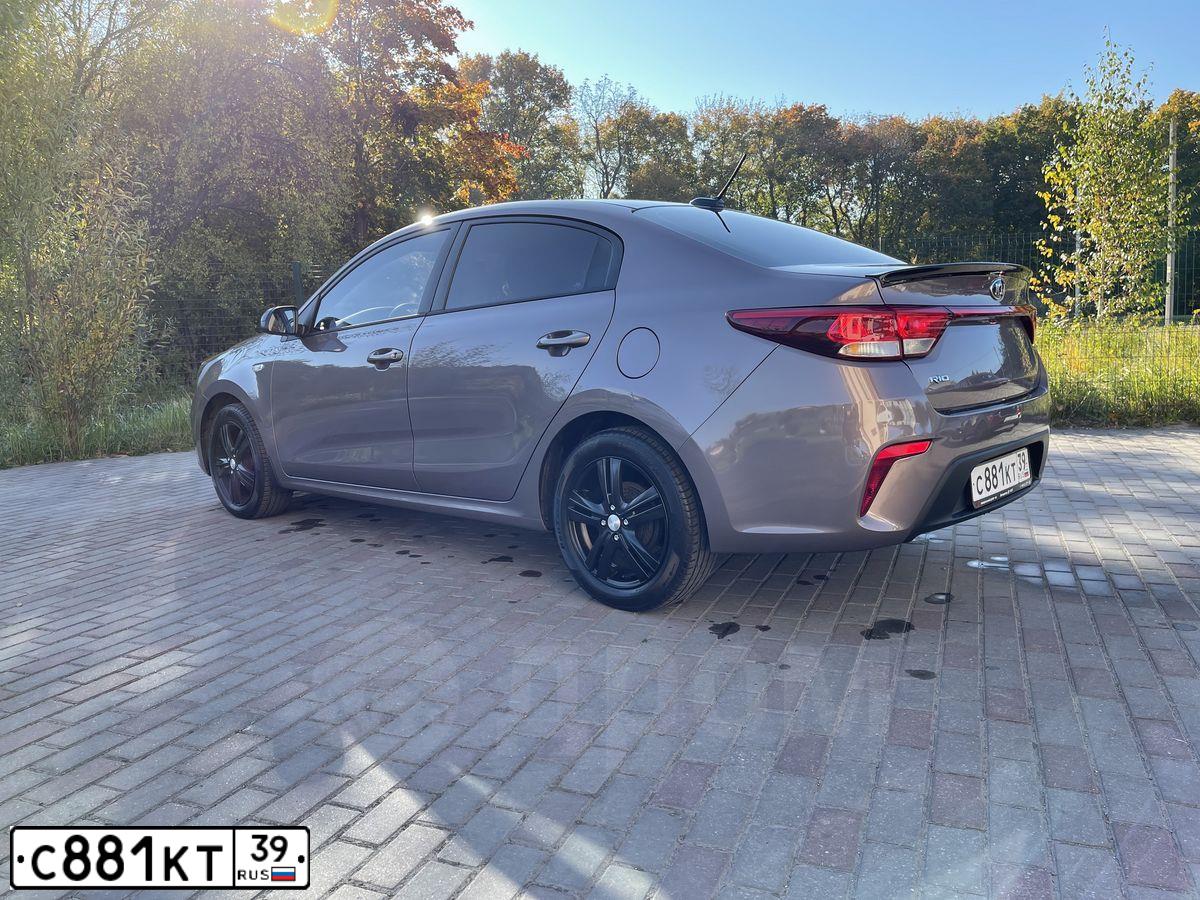 Фото автомобиля KIA RIO, 2019 — госномер С881КТ39. Цвет: Коричневый