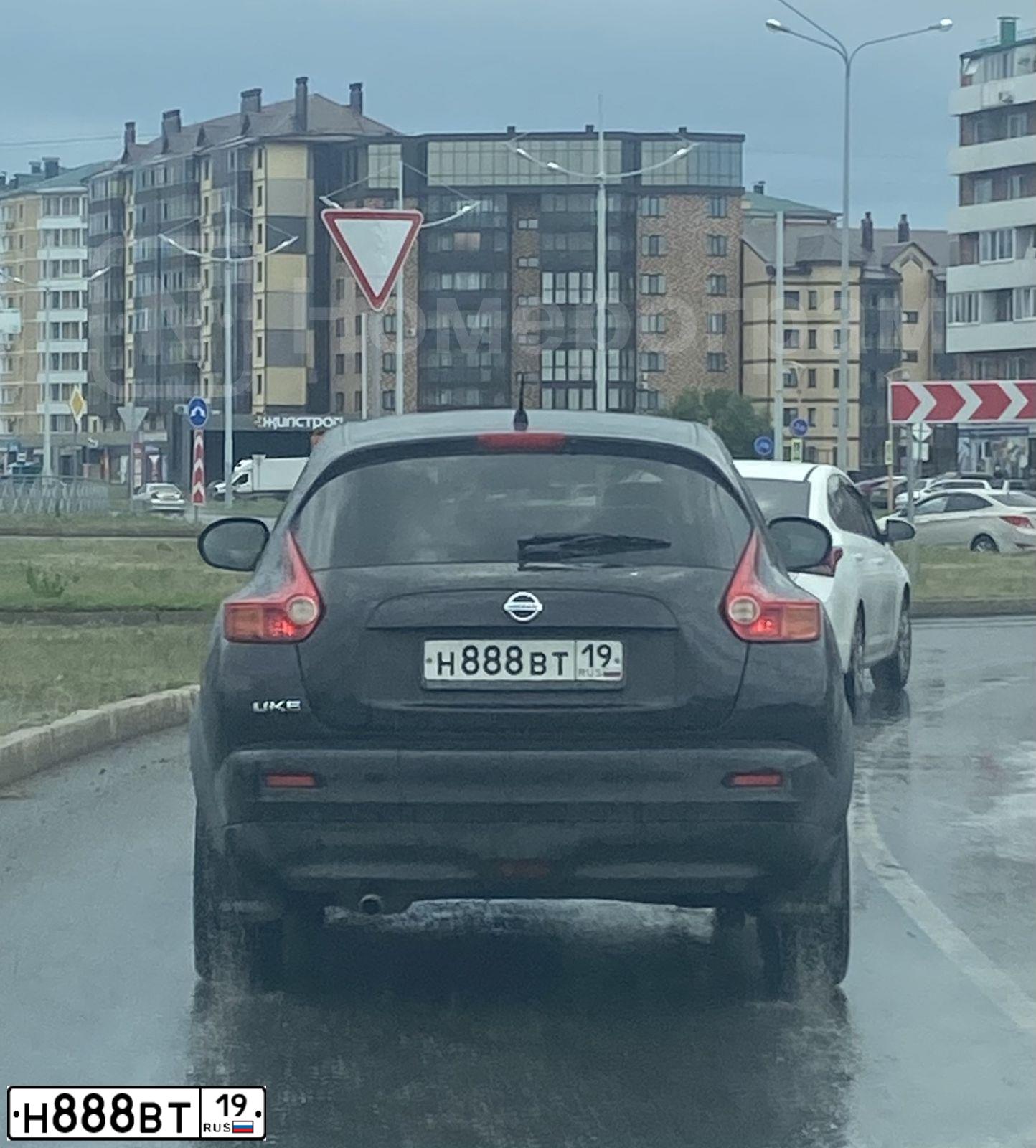 Фото автомобиля NISSAN JUKE, 2012 — госномер Н888ВТ19. Цвет: ФИОЛЕТОВЫЙ