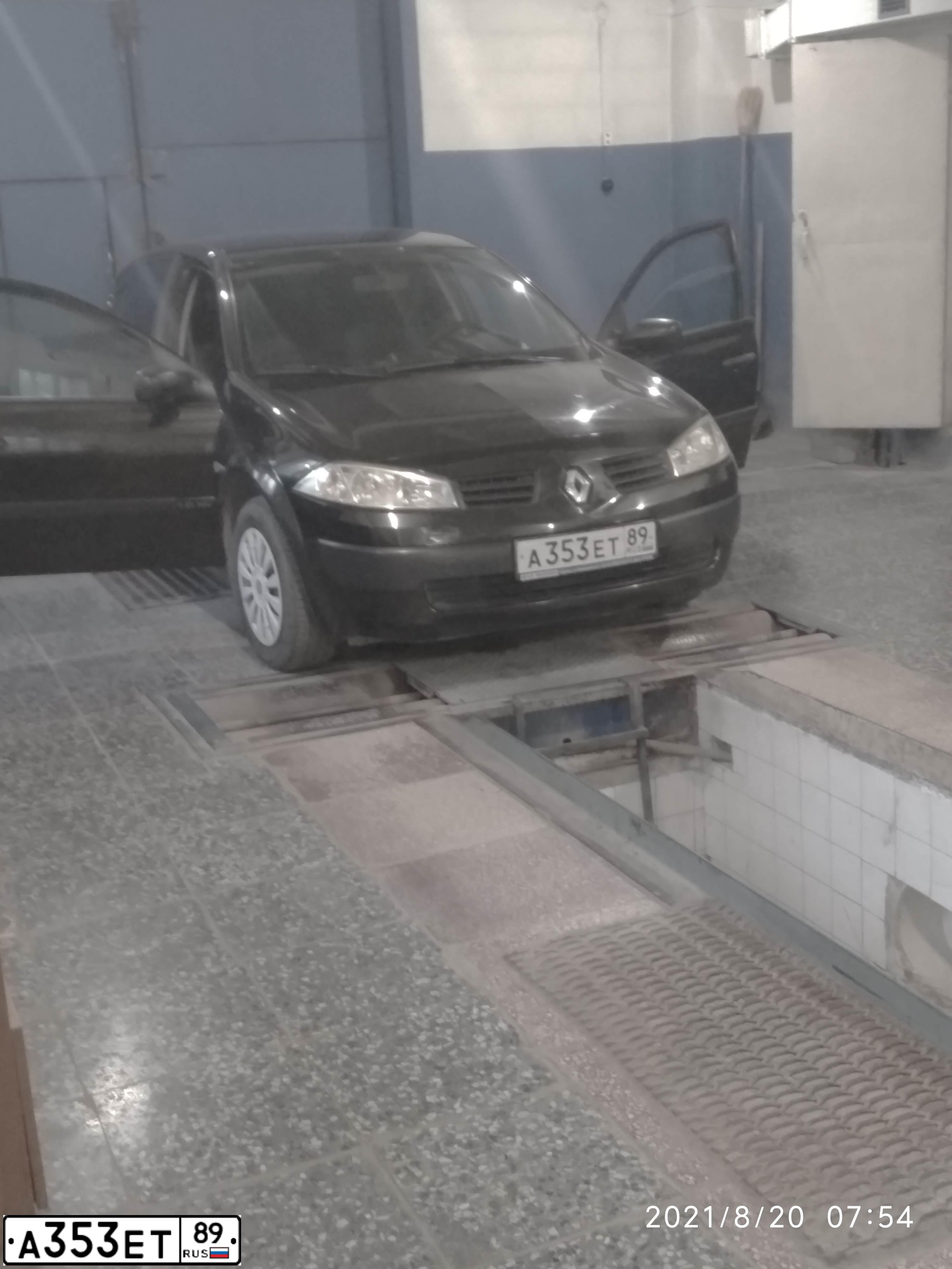 Фото автомобиля RENAULT MEGANE, 2004 — госномер А353ЕТ89. Цвет: ЧЕРНЫЙ