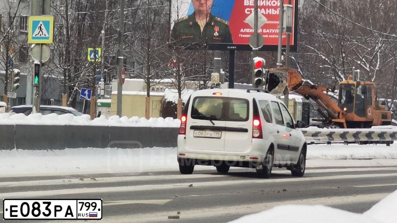 Фото автомобиля MITSUBISHI GRANDIS, 2004 — госномер Е083РА799. Цвет: СЕРЕБРИСТЫЙ