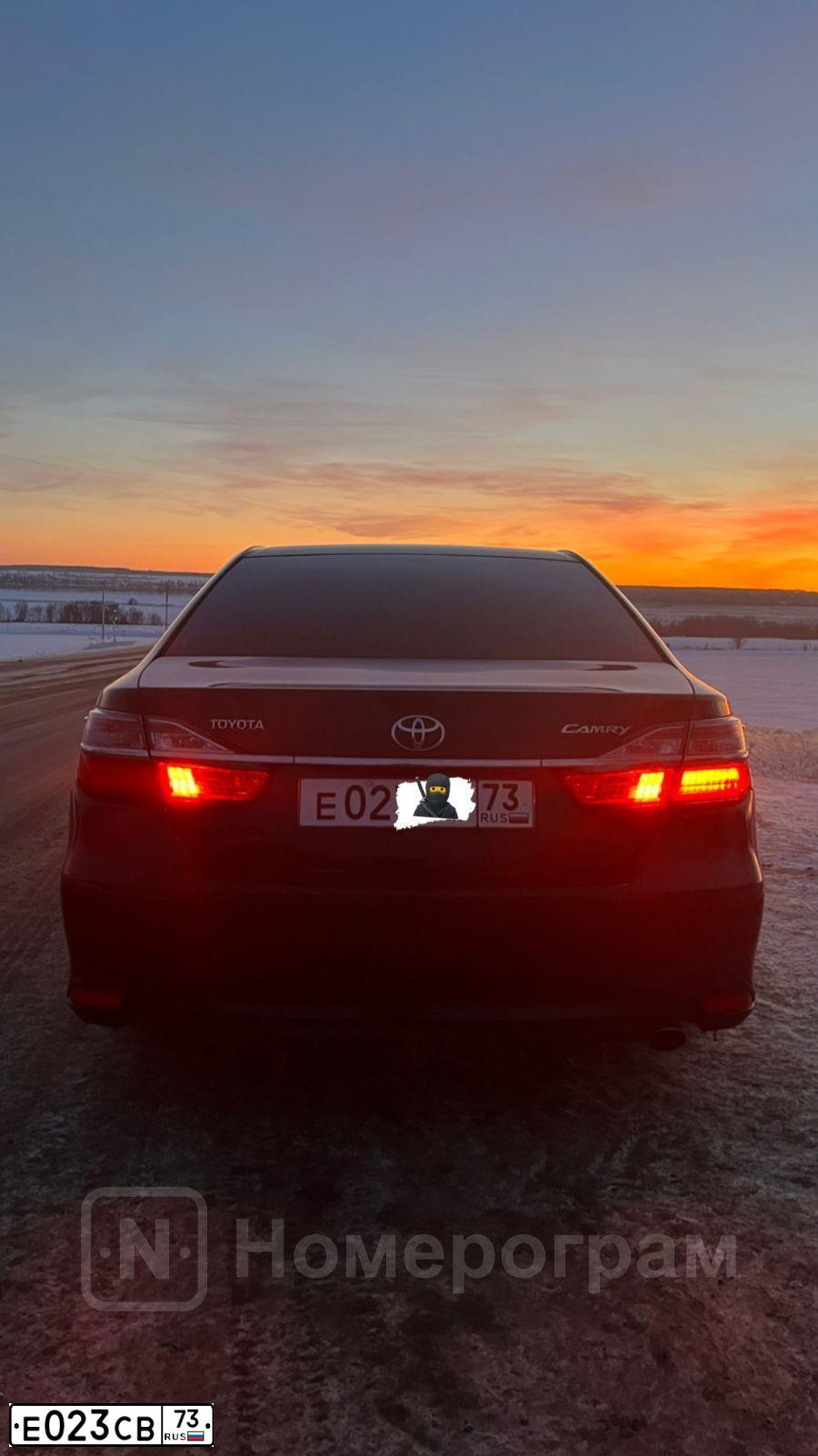 Фото автомобиля TOYOTA CAMRY, 2016 — госномер Е023СВ73. Цвет: ЧЕРНЫЙ МЕТАЛЛИК