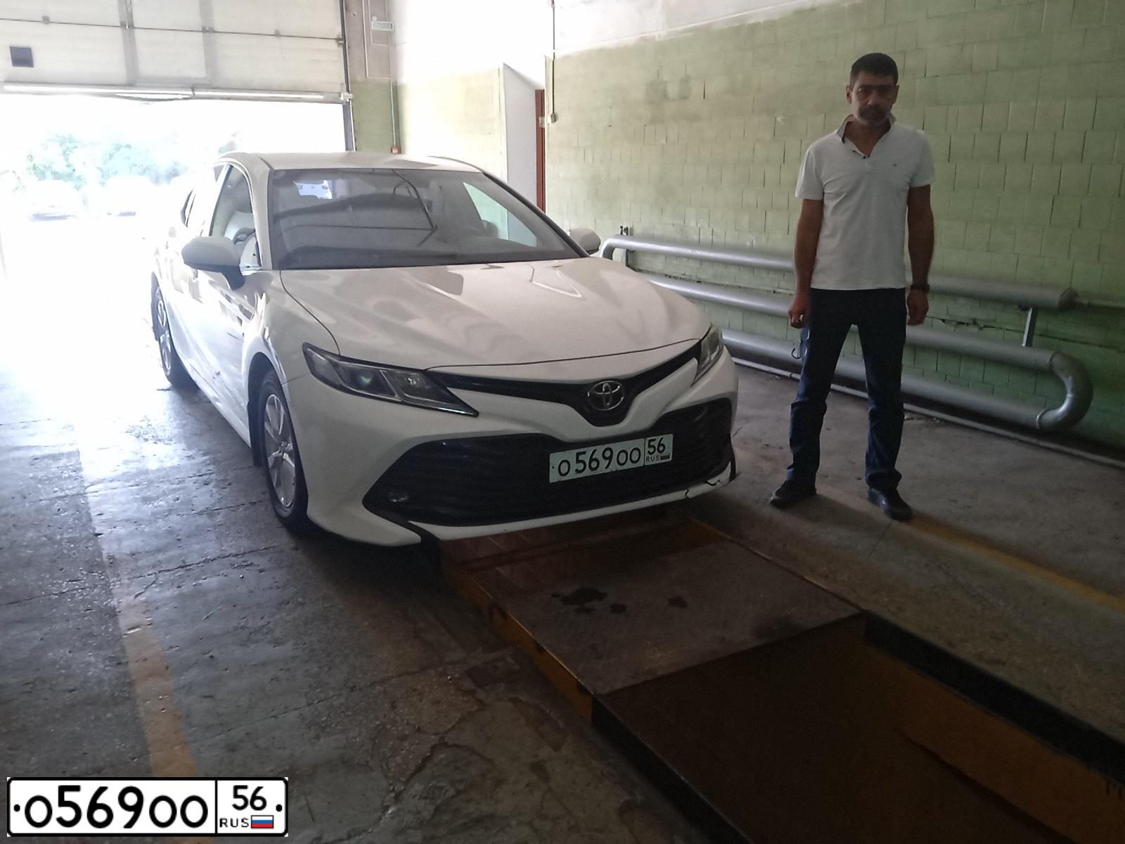 Фото автомобиля TOYOTA CAMRY, 2019 — госномер О569ОО56. Цвет: БЕЛЫЙ