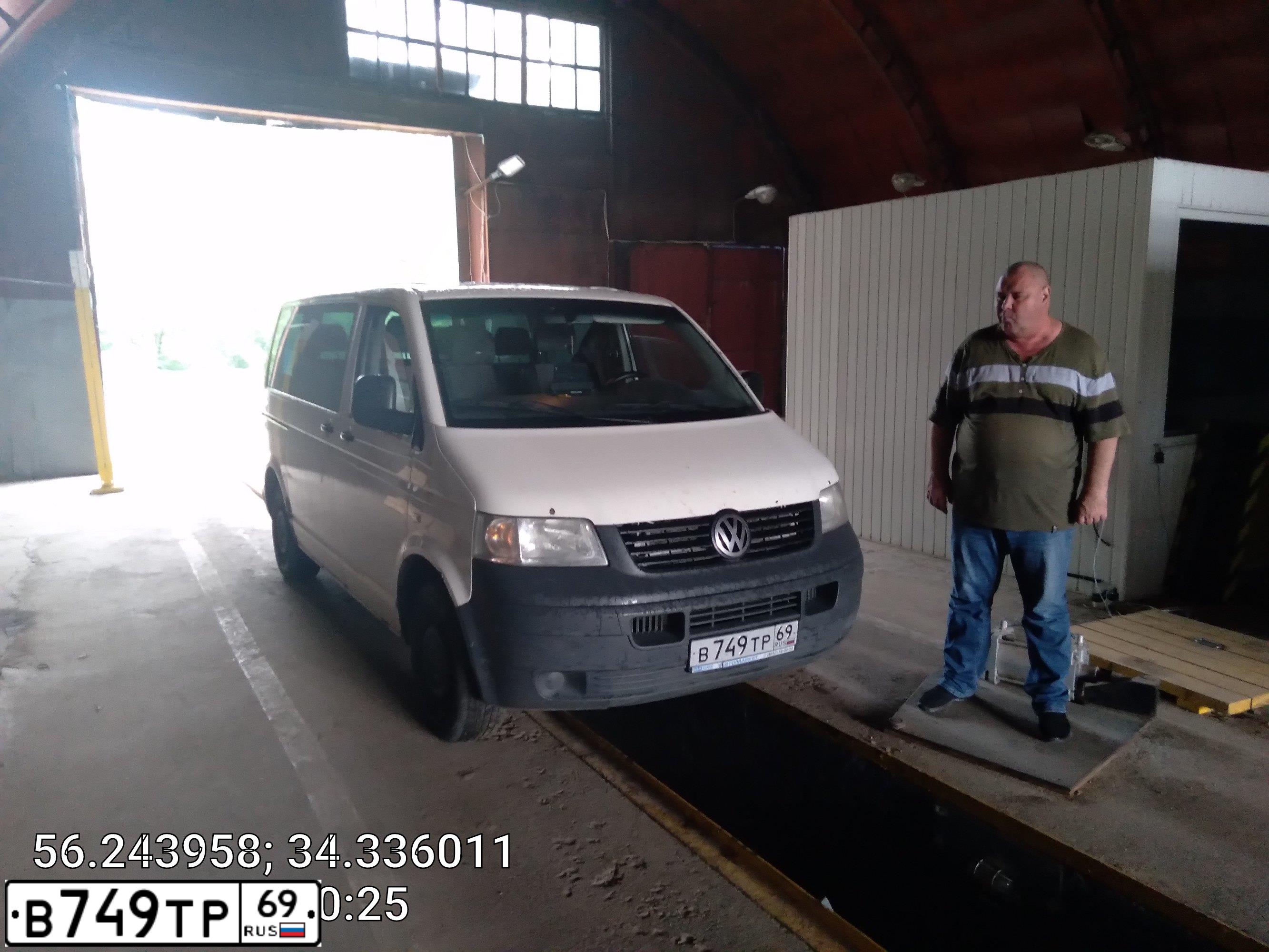 Фото автомобиля VOLKSWAGEN TRANSPORTER, 2008 — госномер А666СТ69. Цвет: Белый