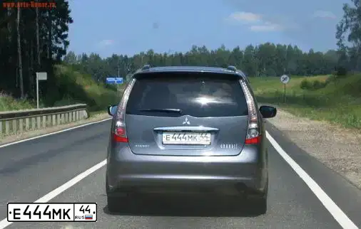 Фото автомобиля MITSUBISHI GRANDIS, 2007 — госномер С372ОО799. Цвет: СЕРЫЙ