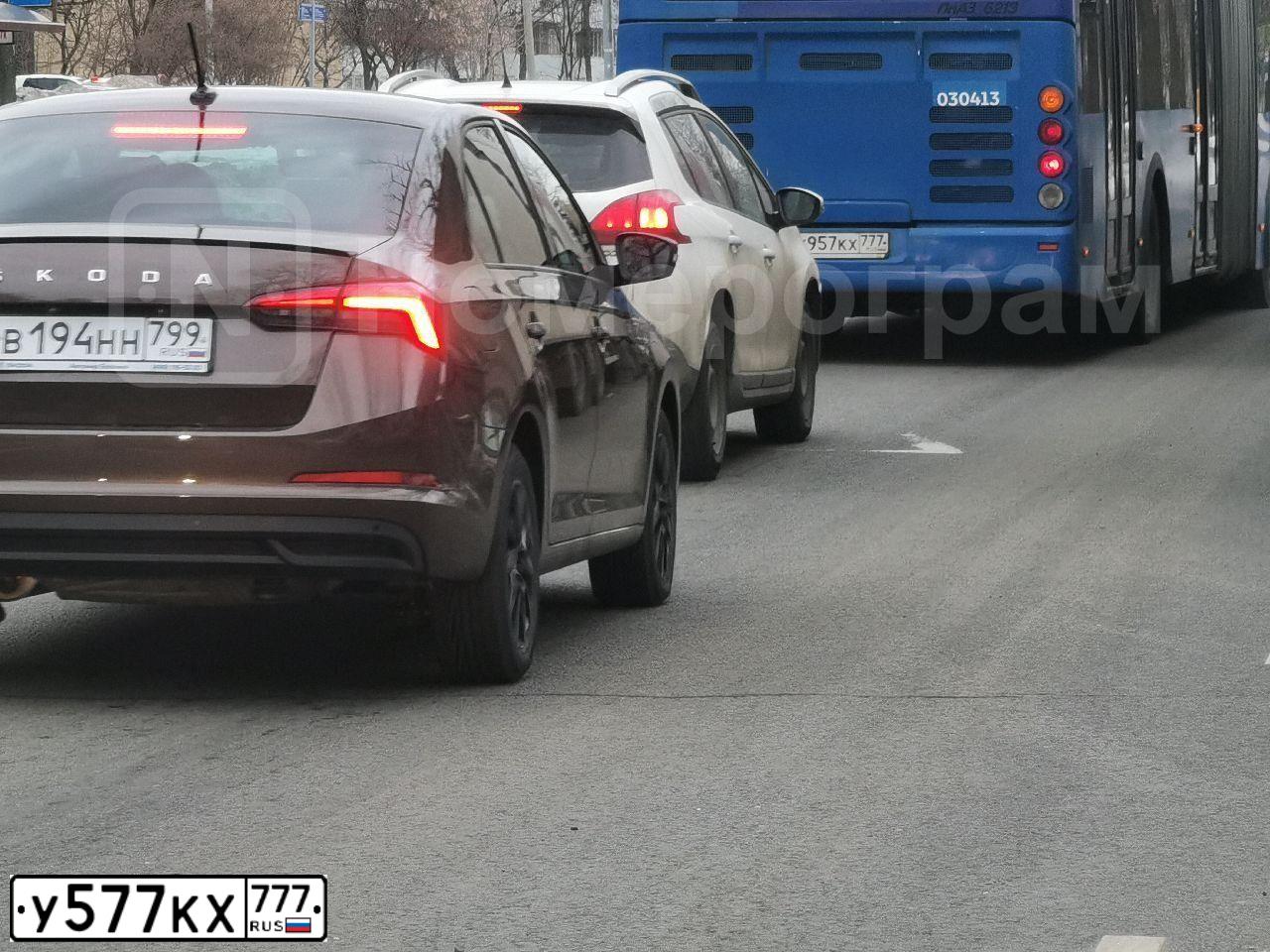 Фото автомобиля KIA CEE'D, 2014 — госномер У577КХ777. Цвет: Серый
