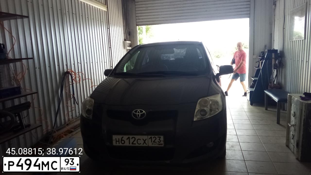 Фото автомобиля TOYOTA AURIS, 2007 — госномер Р494МС93. Цвет: СЕРЫЙ