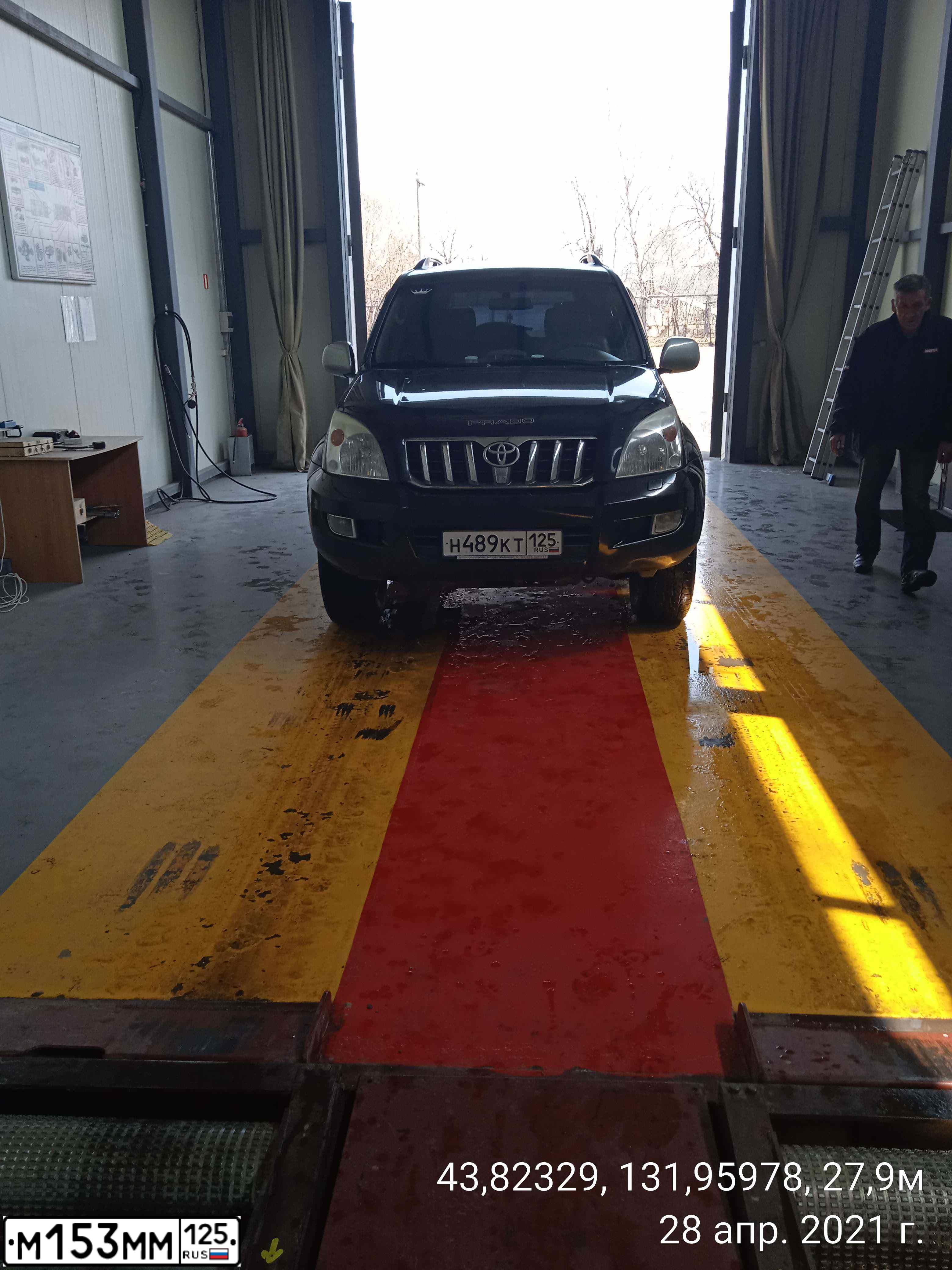 Фото автомобиля TOYOTA LANDCRUISER, 2005 — госномер Н489КТ125. Цвет: ЧЕРНЫЙ