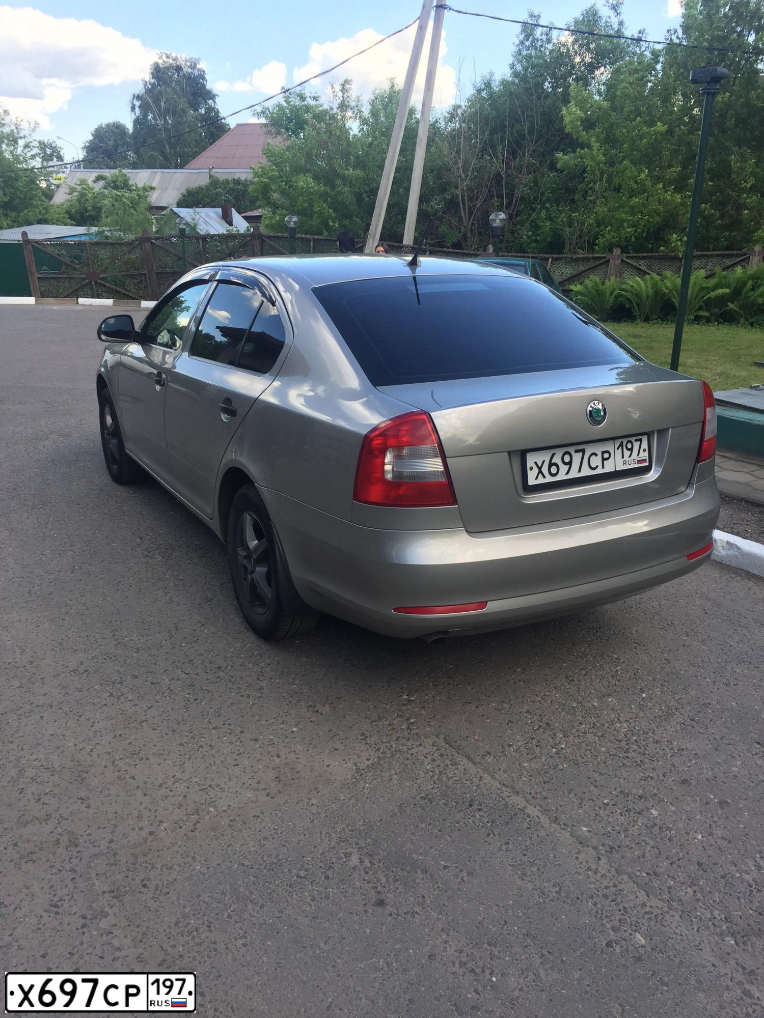Фото автомобиля SKODA OCTAVIA, 2011 — госномер Х697СР197. Цвет: Серый