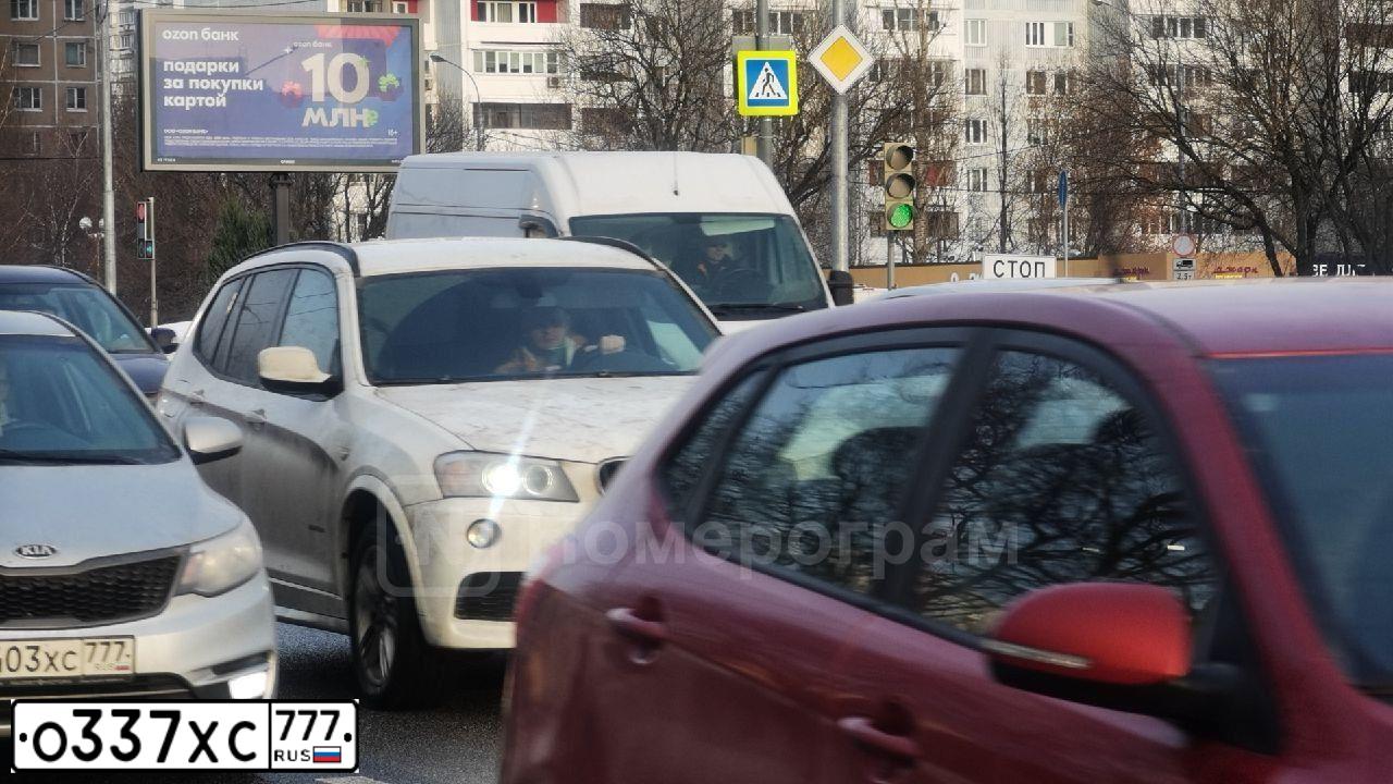 Фото автомобиля VOLVO XC60, 2012 — госномер О337ХС777. Цвет: БЕЛЫЙ