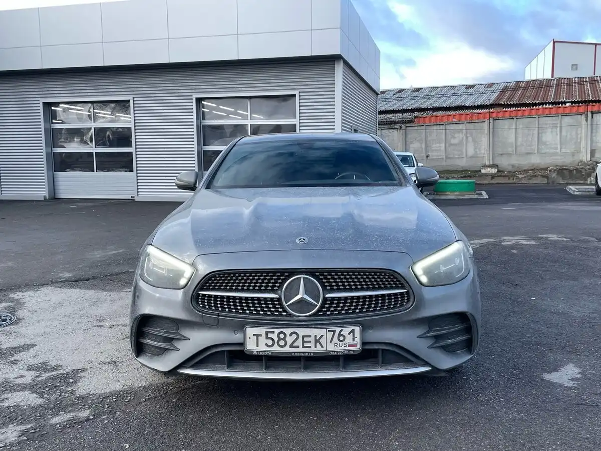 Фото автомобиля MERCEDES E-KLASSE, 2020 — госномер Т582ЕК761. Цвет: СЕРЫЙ