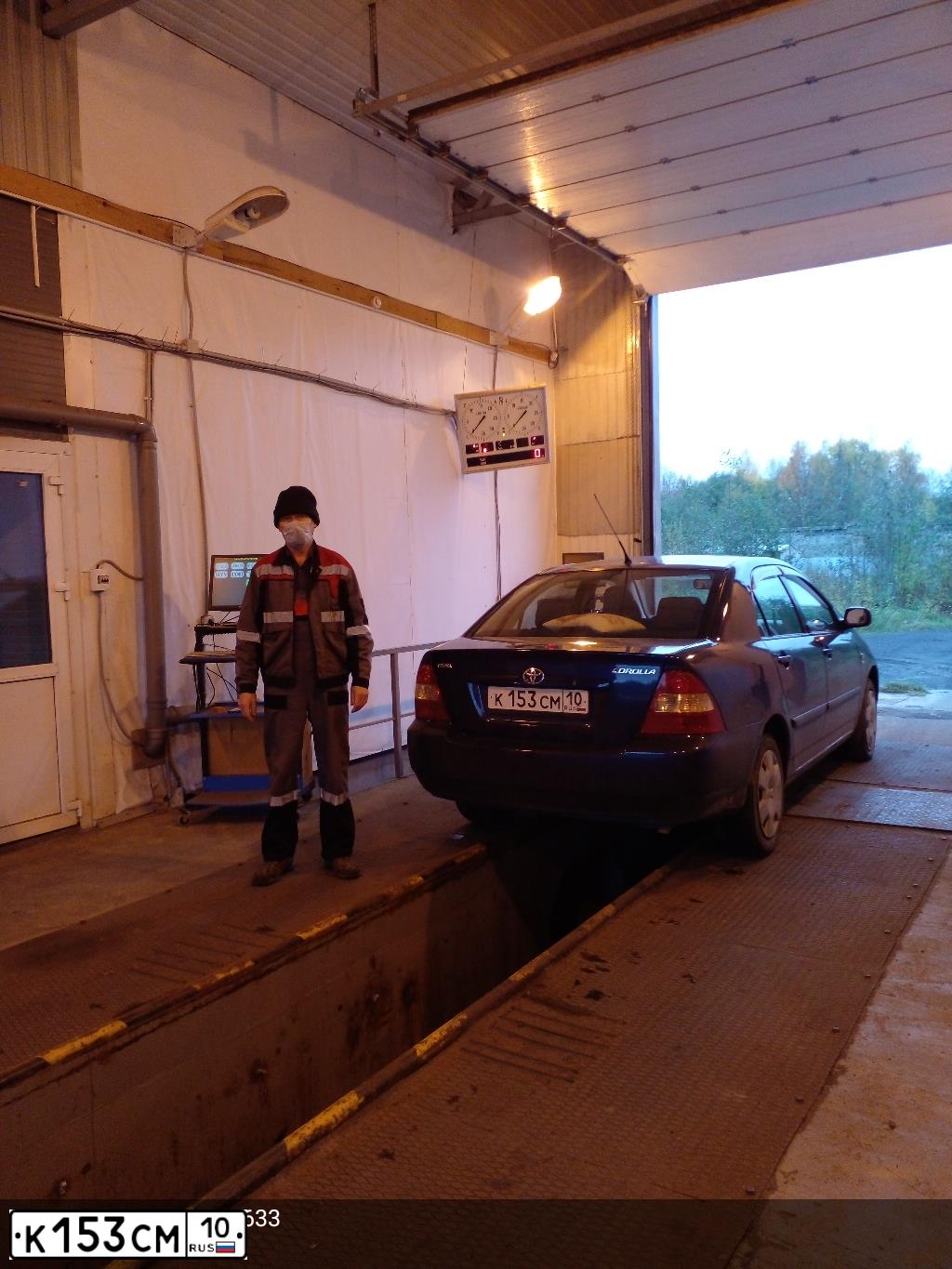 Фото автомобиля TOYOTA COROLLA, 2003 — госномер К153СМ10. Цвет: СИНИЙ