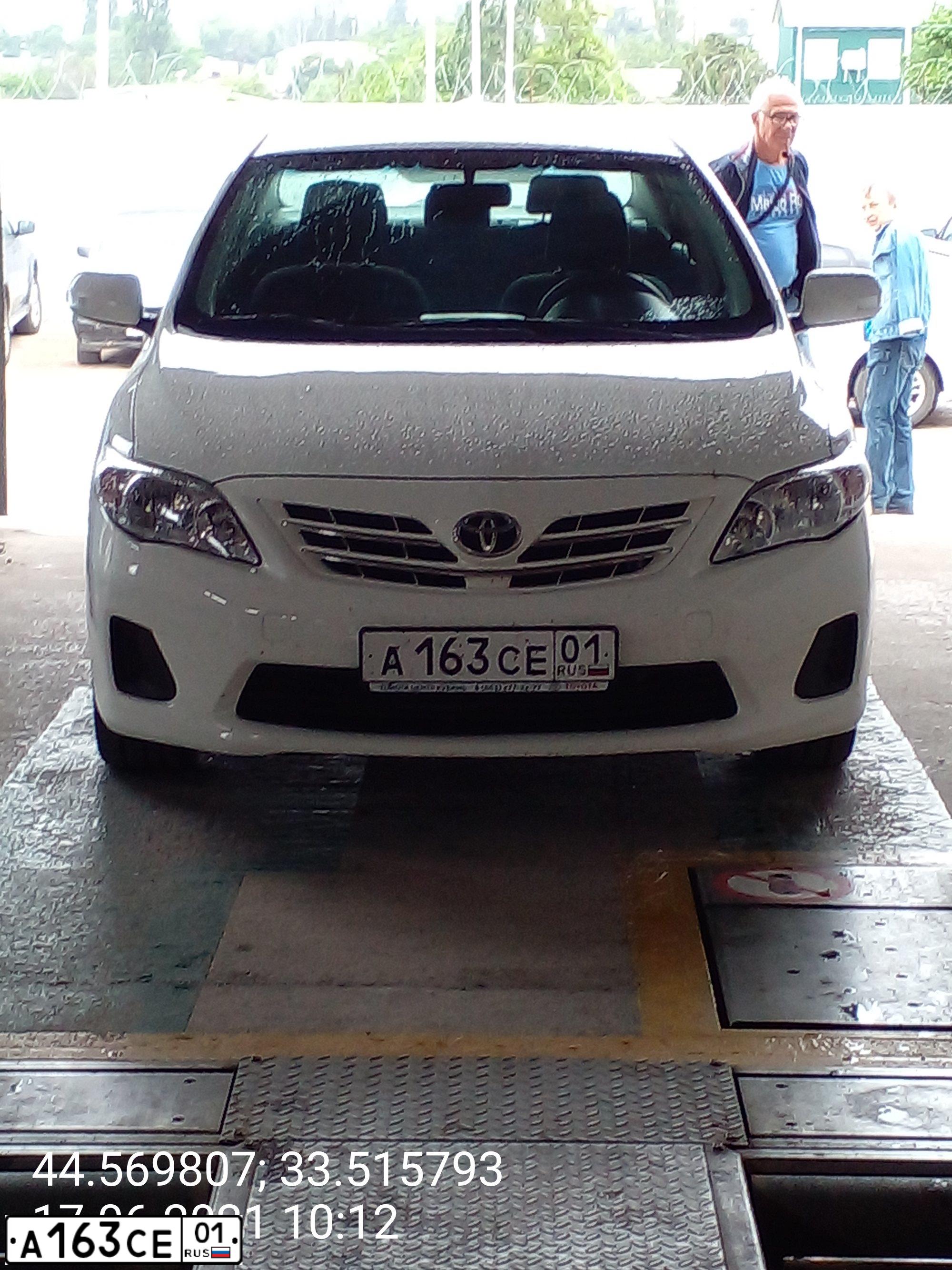 Фото автомобиля TOYOTA COROLLA, 2012 — госномер С333КК01. Цвет: Белый