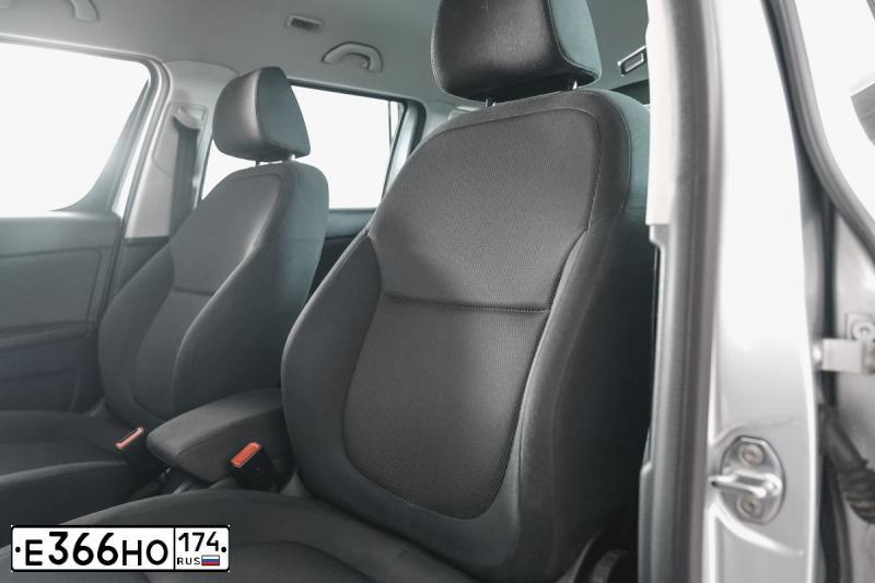 Фото автомобиля SKODA YETI, 2011 — госномер Р823АС774. Цвет: Серебристый
