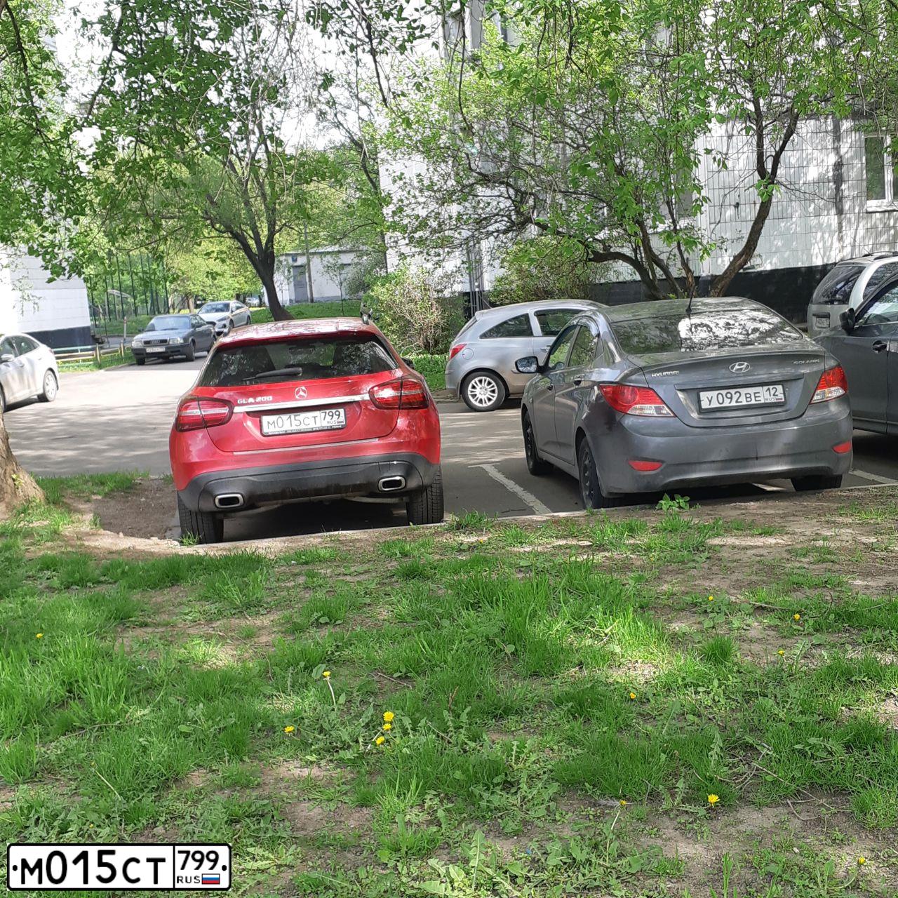 Фото автомобиля MERCEDES GLA-KLASSE, 2019 — госномер М015СТ799. Цвет: КРАСНЫЙ
