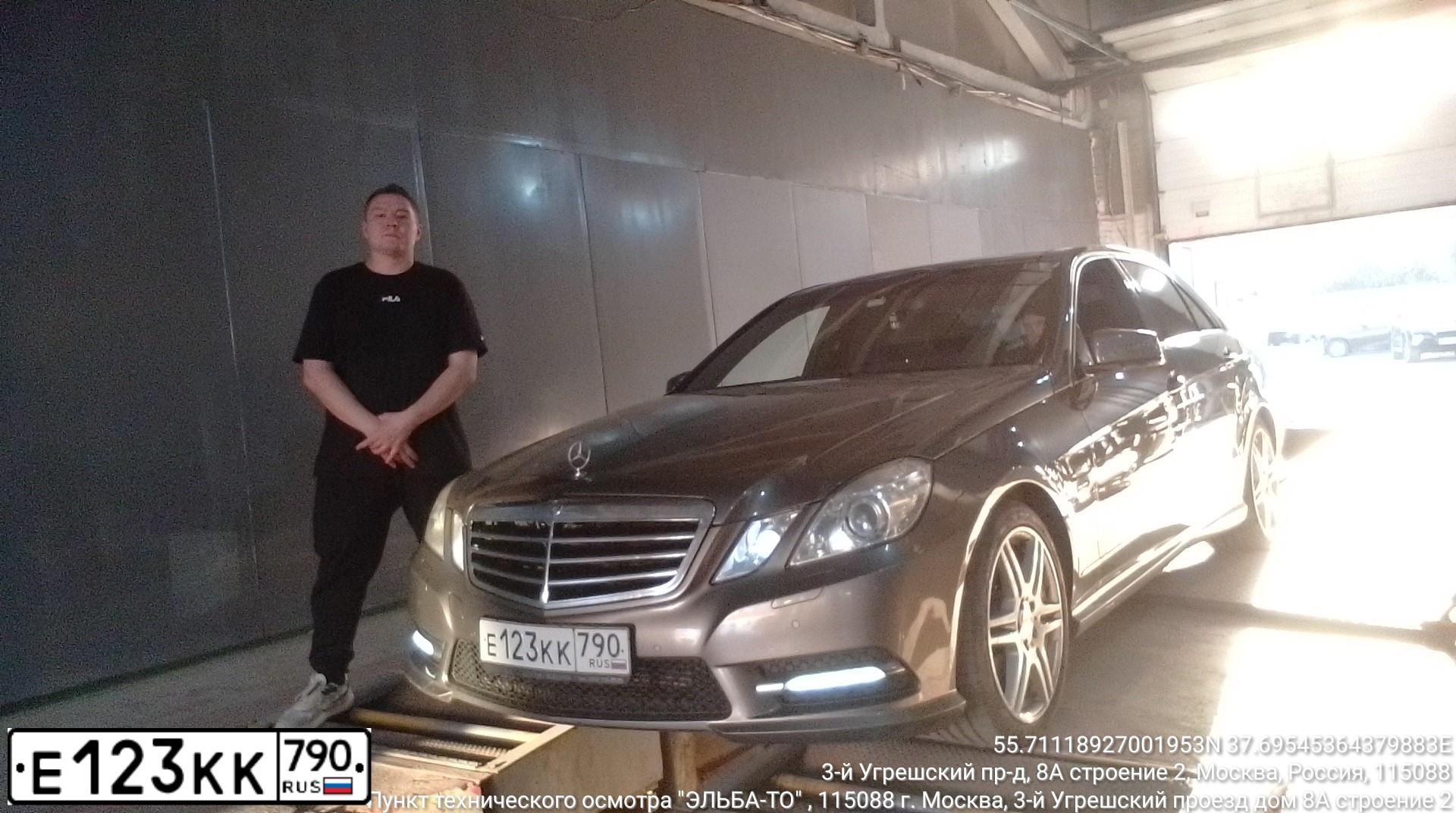Фото автомобиля MERCEDES E-KLASSE, 2012 — госномер Р617ВУ29. Цвет: СЕРЫЙ